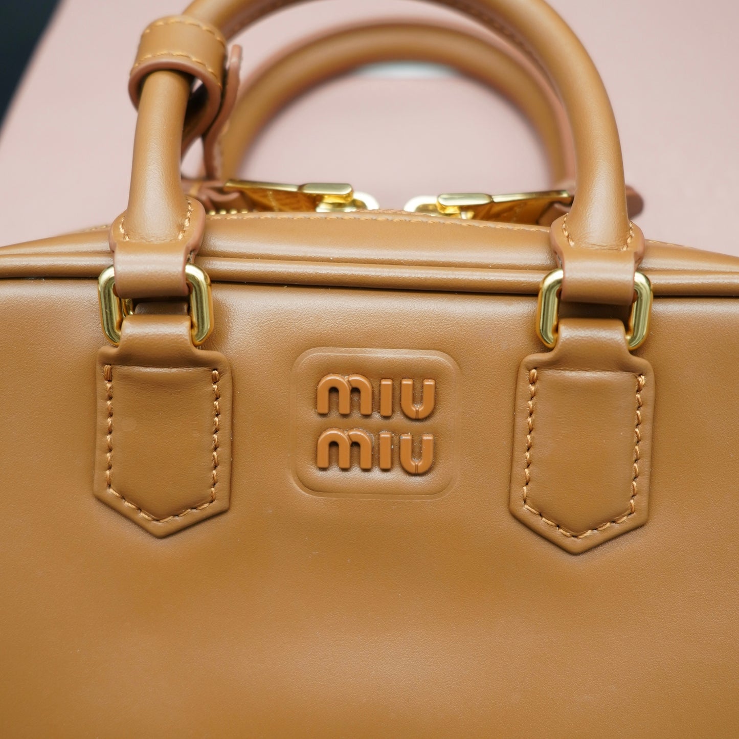 Miu Miu Borsa Arcadie Regular in Pelle Camel