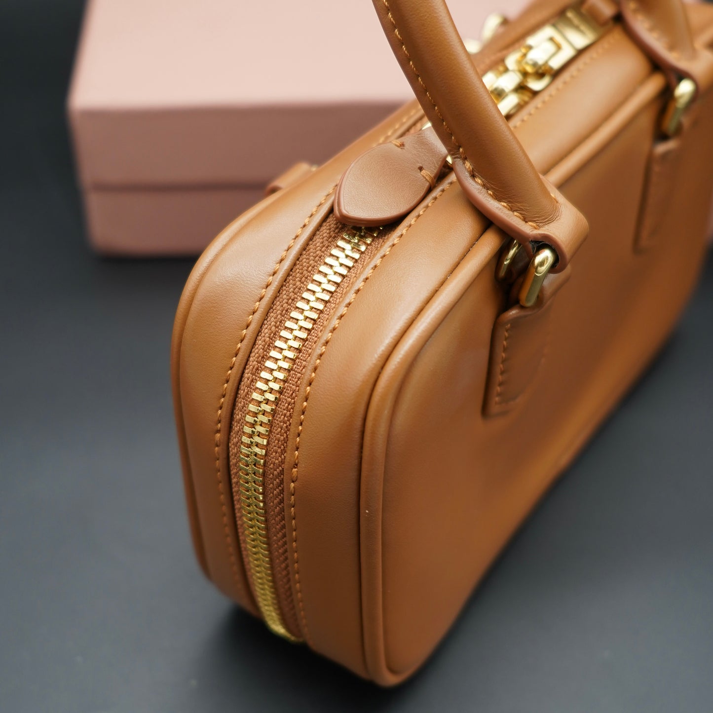Miu Miu Borsa Arcadie Regular in Pelle Camel