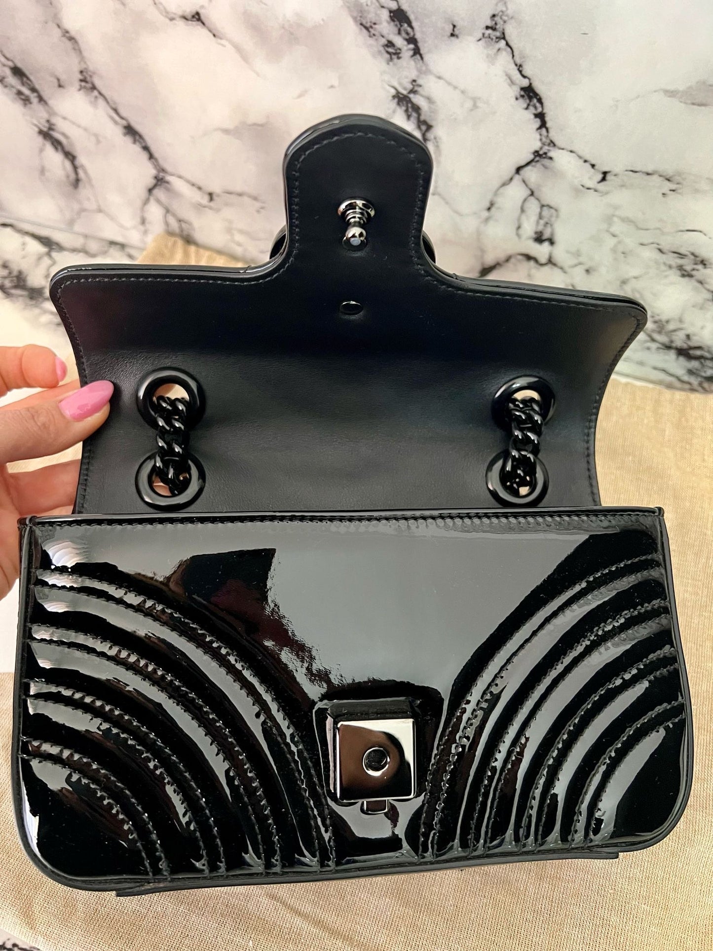 Gucci GG Marmont Media Vernice Nera