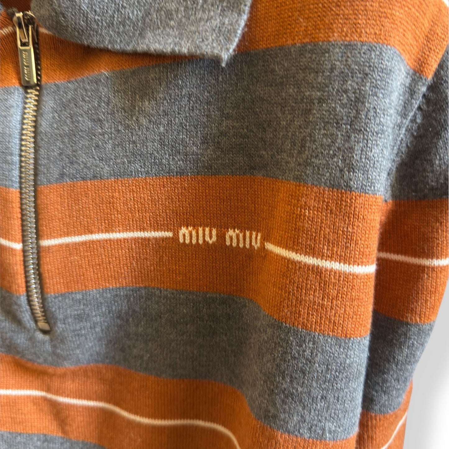 Miu Miu Polo grigia a righe arancioni