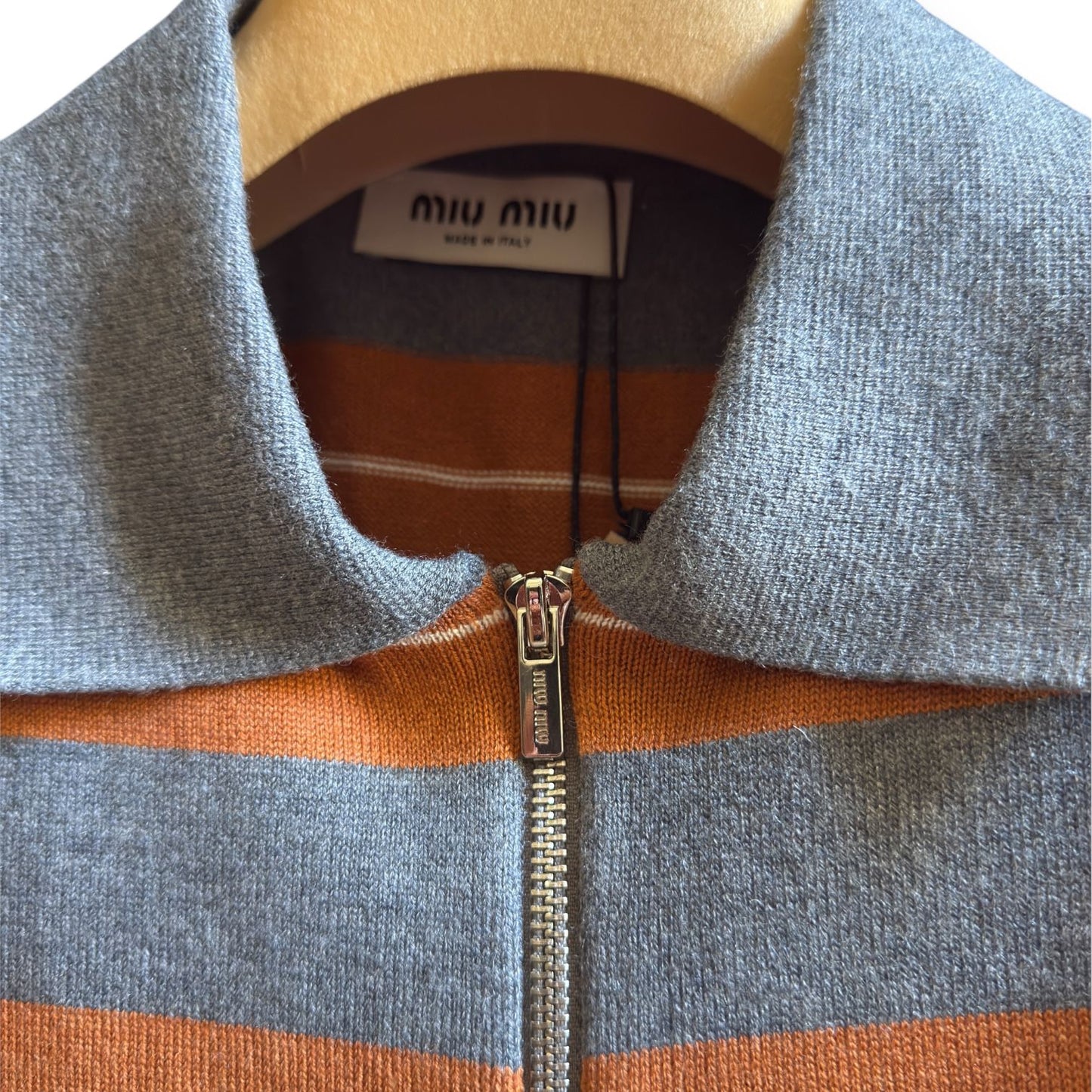 Miu Miu Polo grigia a righe arancioni
