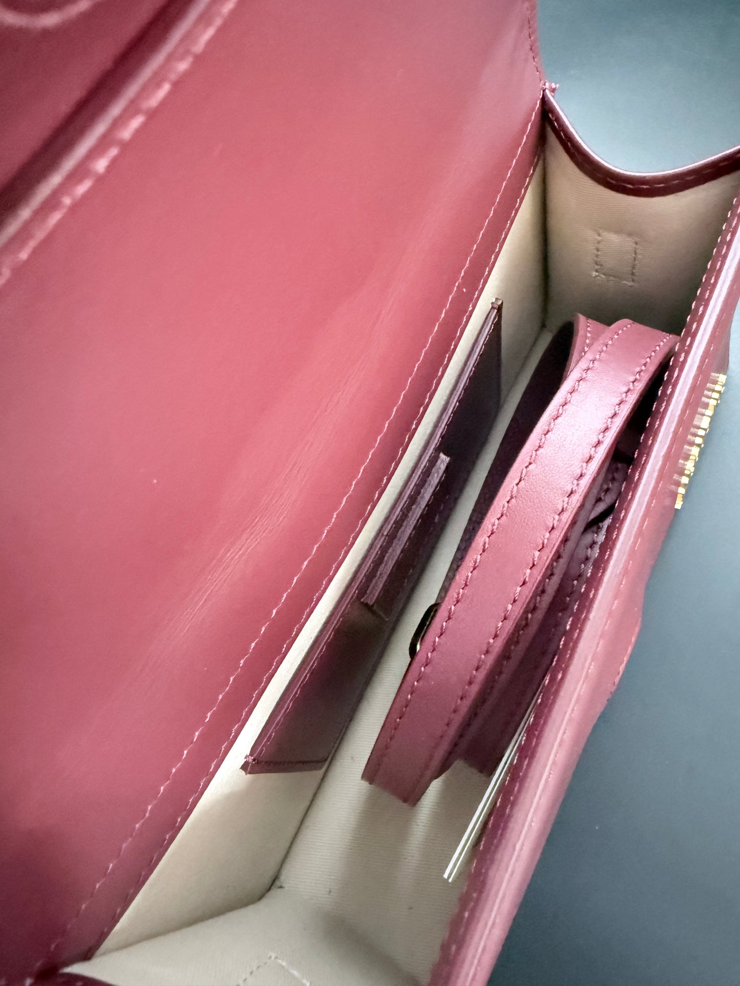 Jacquemus Le Grand Bambino - Burgundy con logo in oro