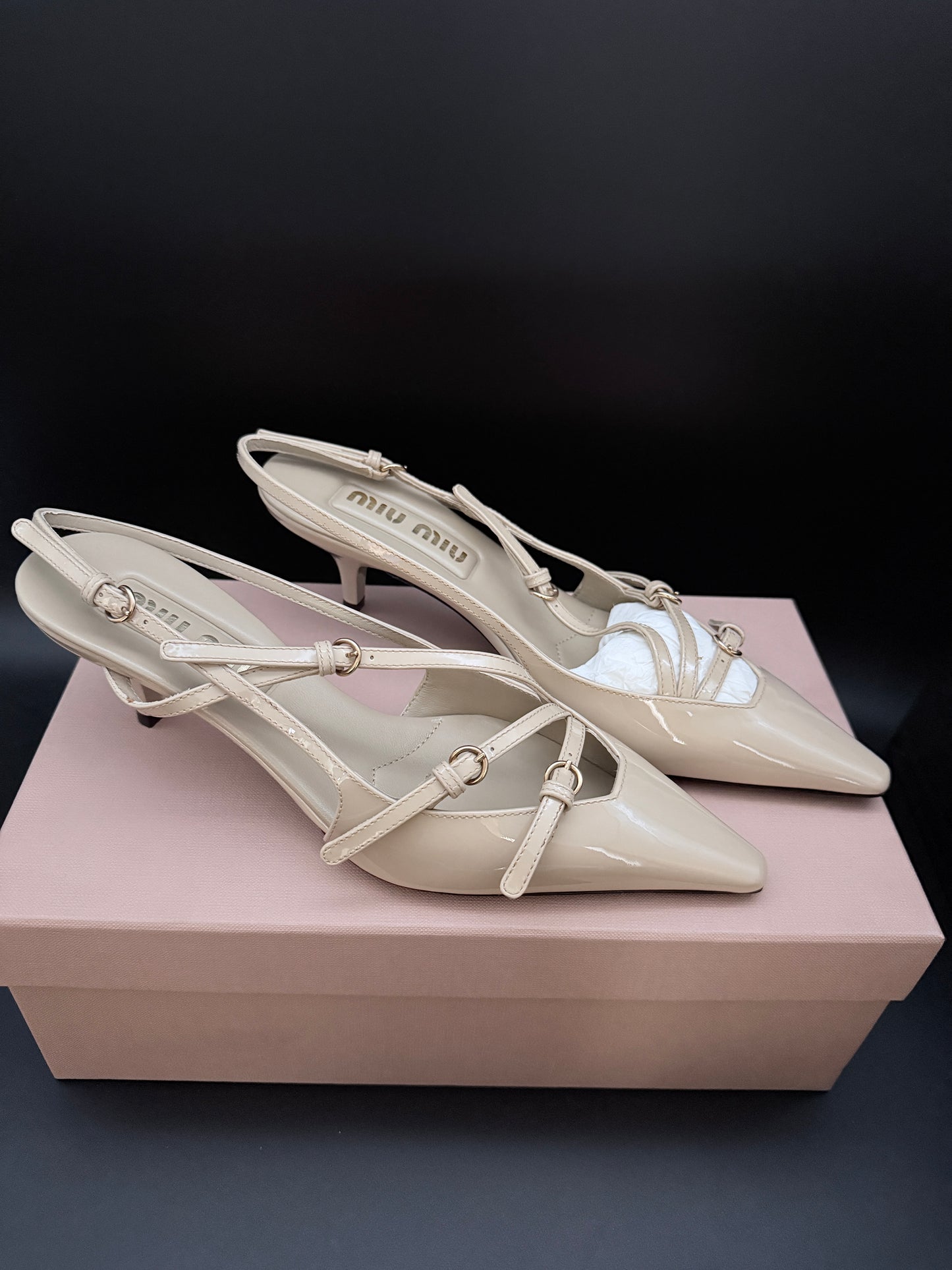 Décolleté slingback in vernice sabbia