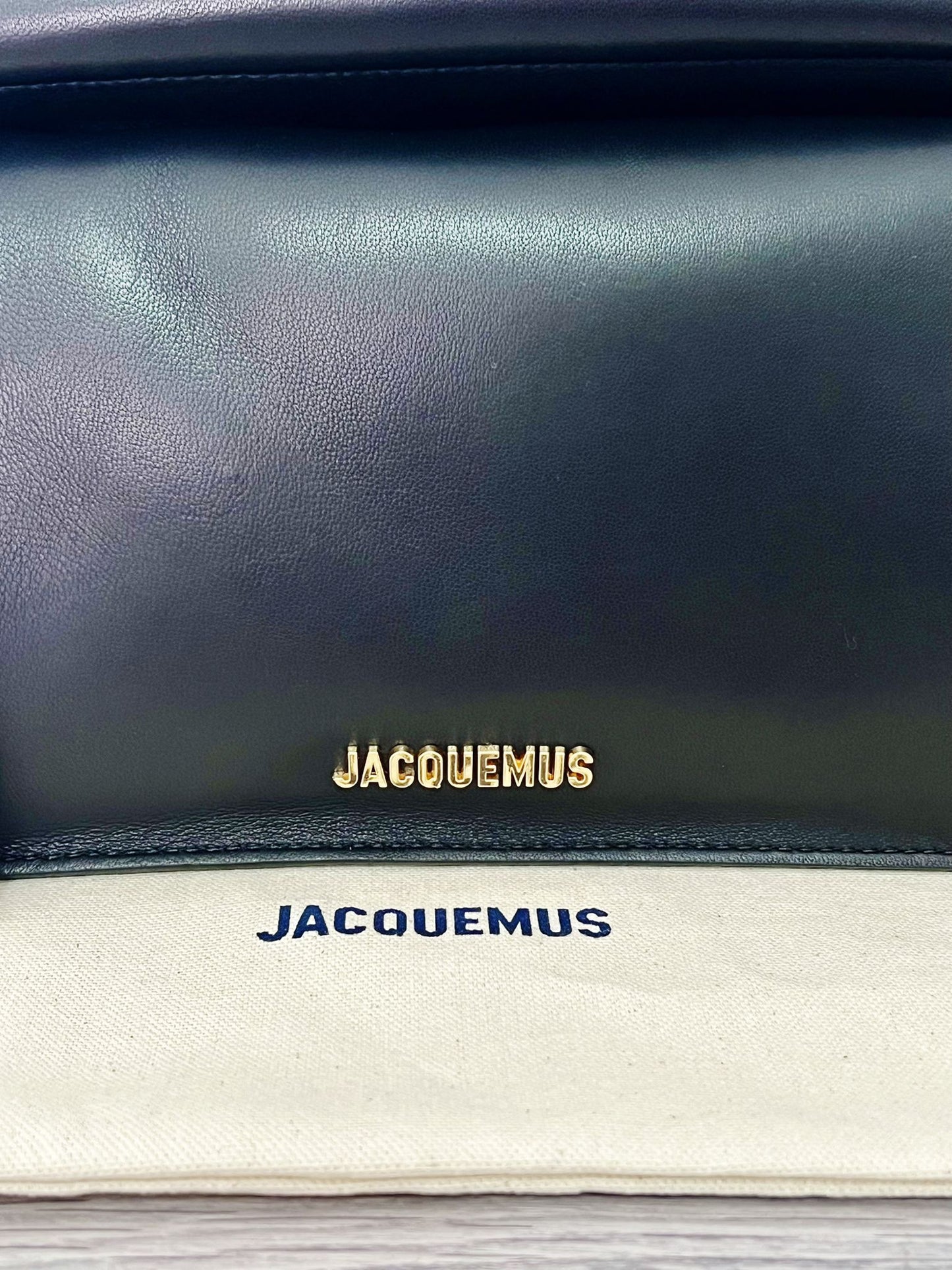 Jacquemus Round Black Carré