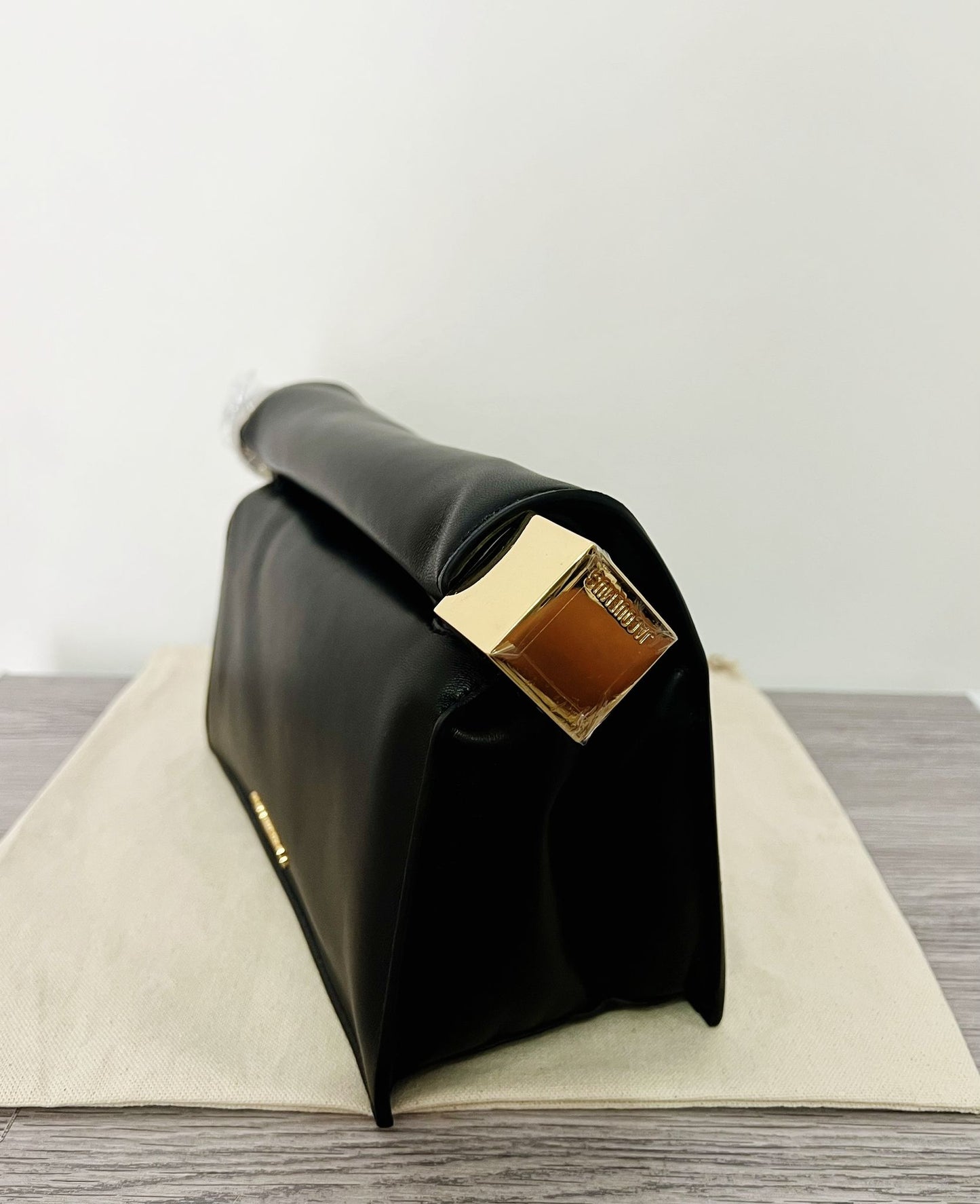 Jacquemus Round Black Carré