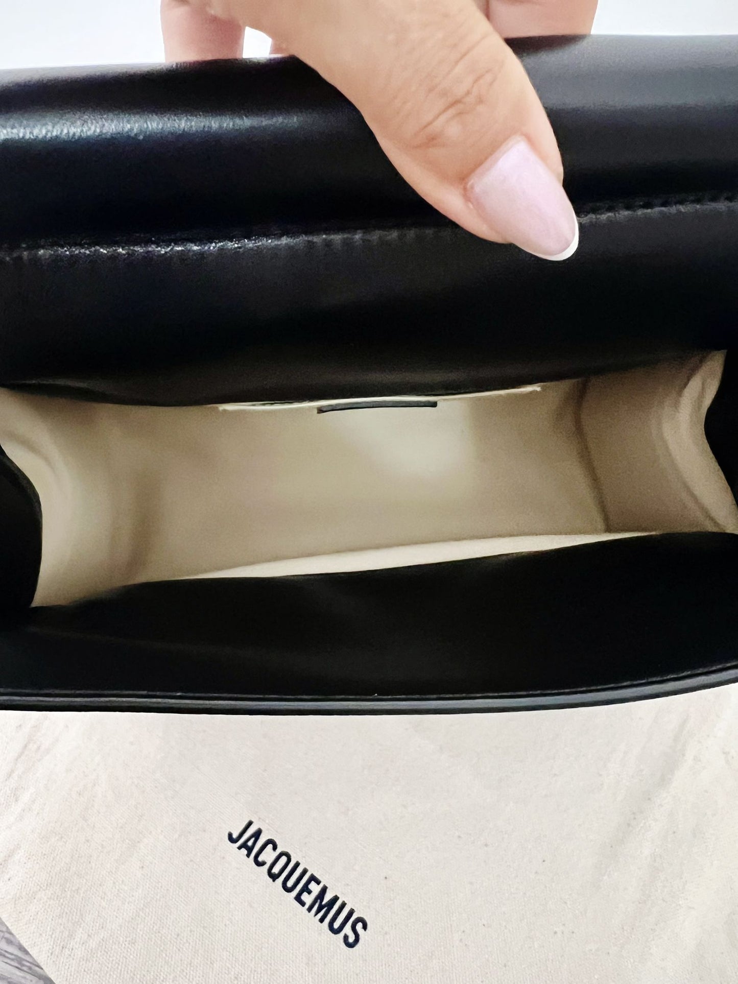 Jacquemus Round Black Carré