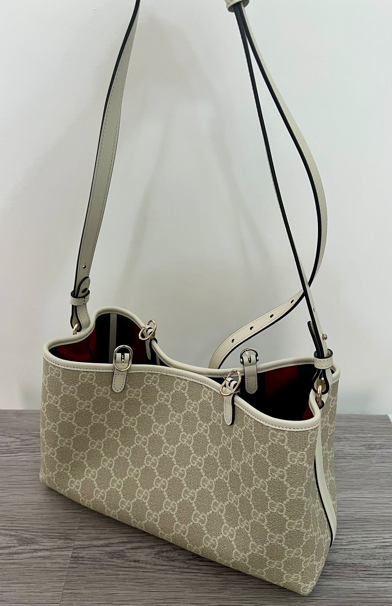 Gucci Borsa Emblem Medium Tote Bag