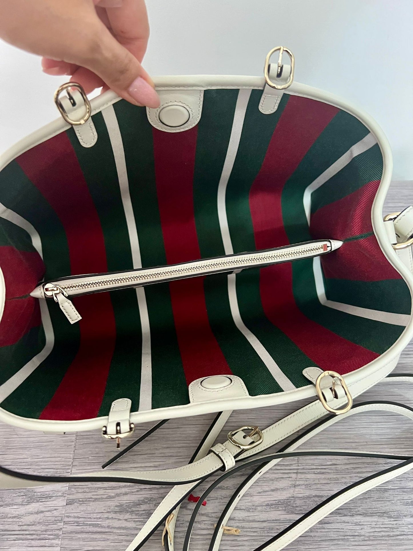 Gucci Borsa Emblem Medium Tote Bag