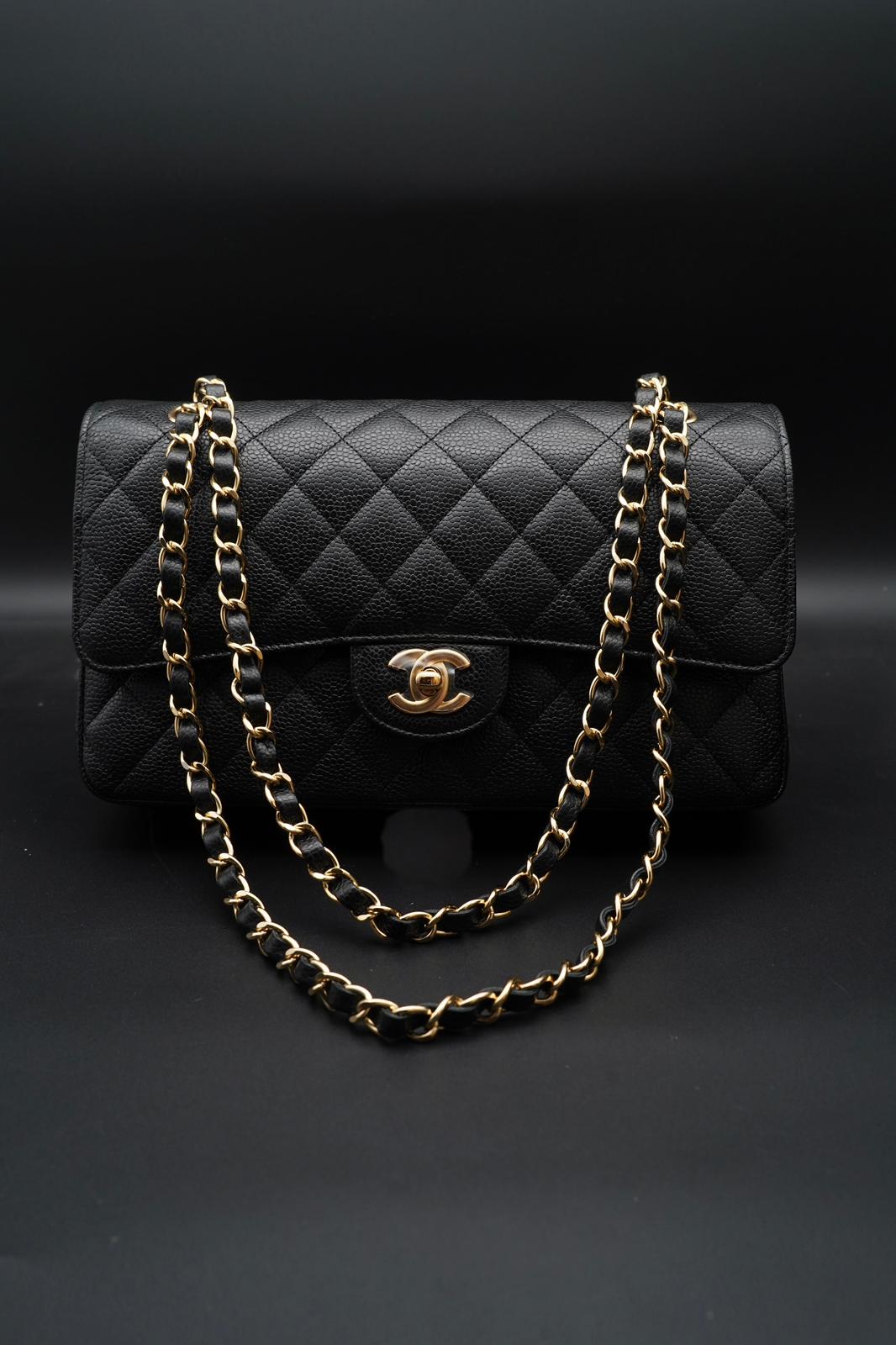 Chanel Classic Flap Bag - Pelle Nera con Interno Bordeaux