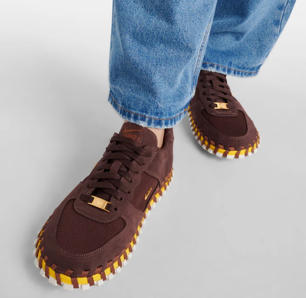 Jacquemus + Nike J Force 1 marrone