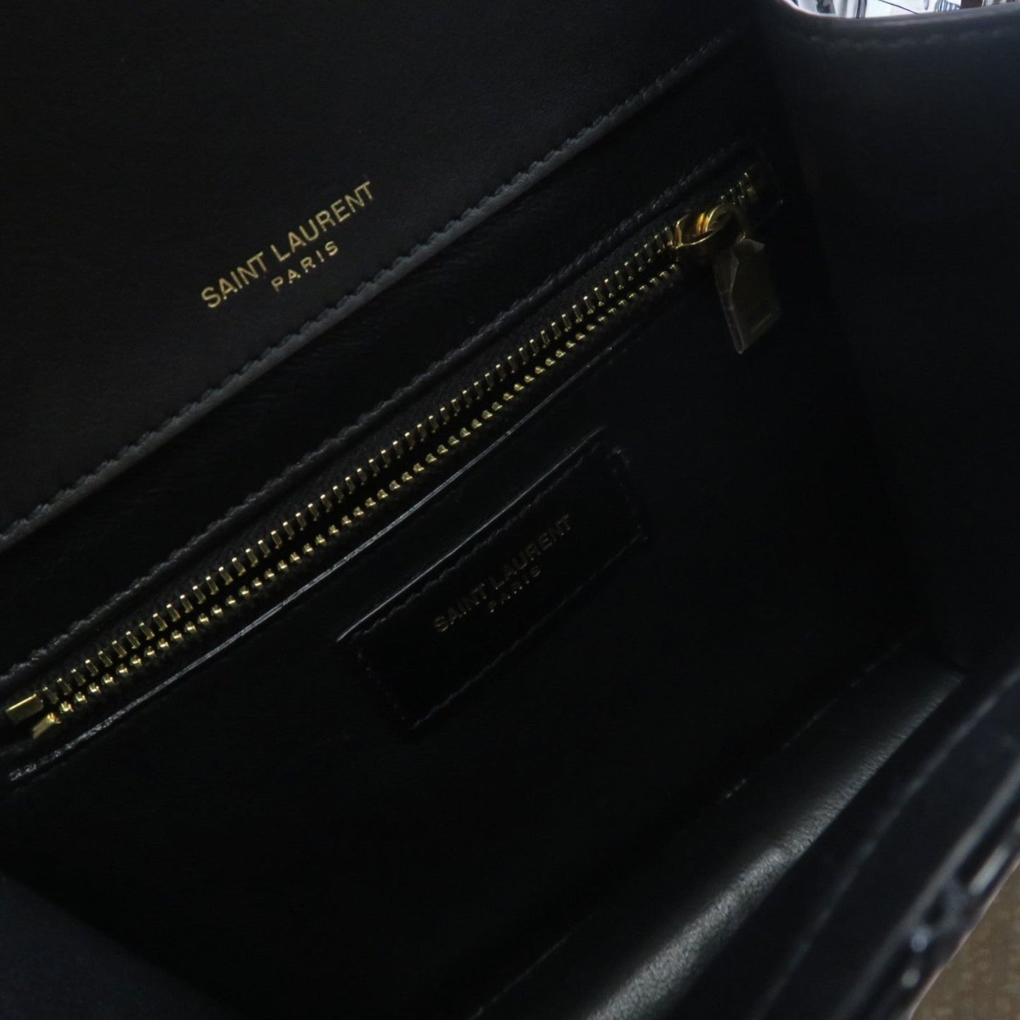 Saint Laurent Envelope Chain Bag in Pelle Verniciata Nera