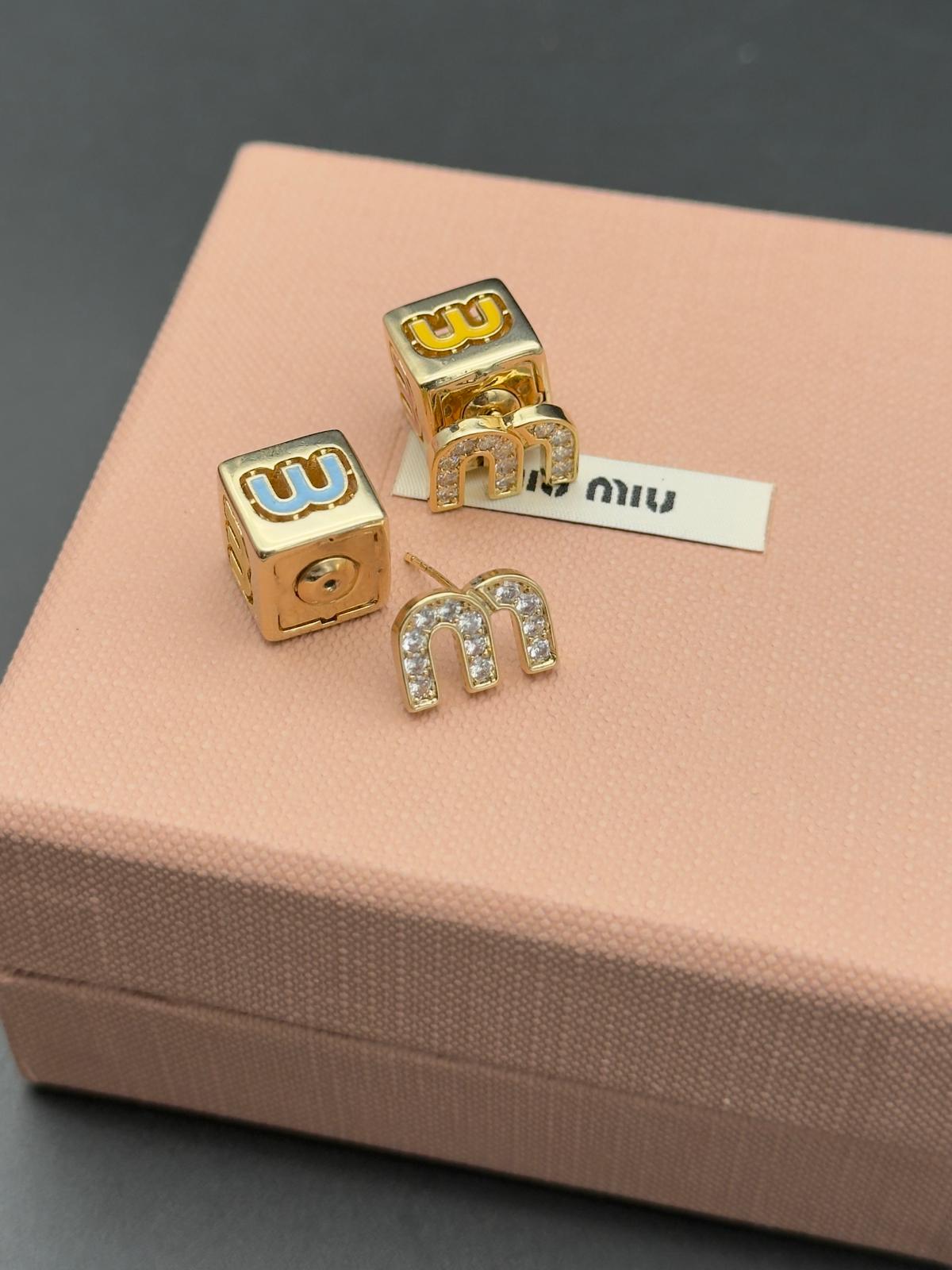 Miu Miu orecchini con Logo Smaltato
