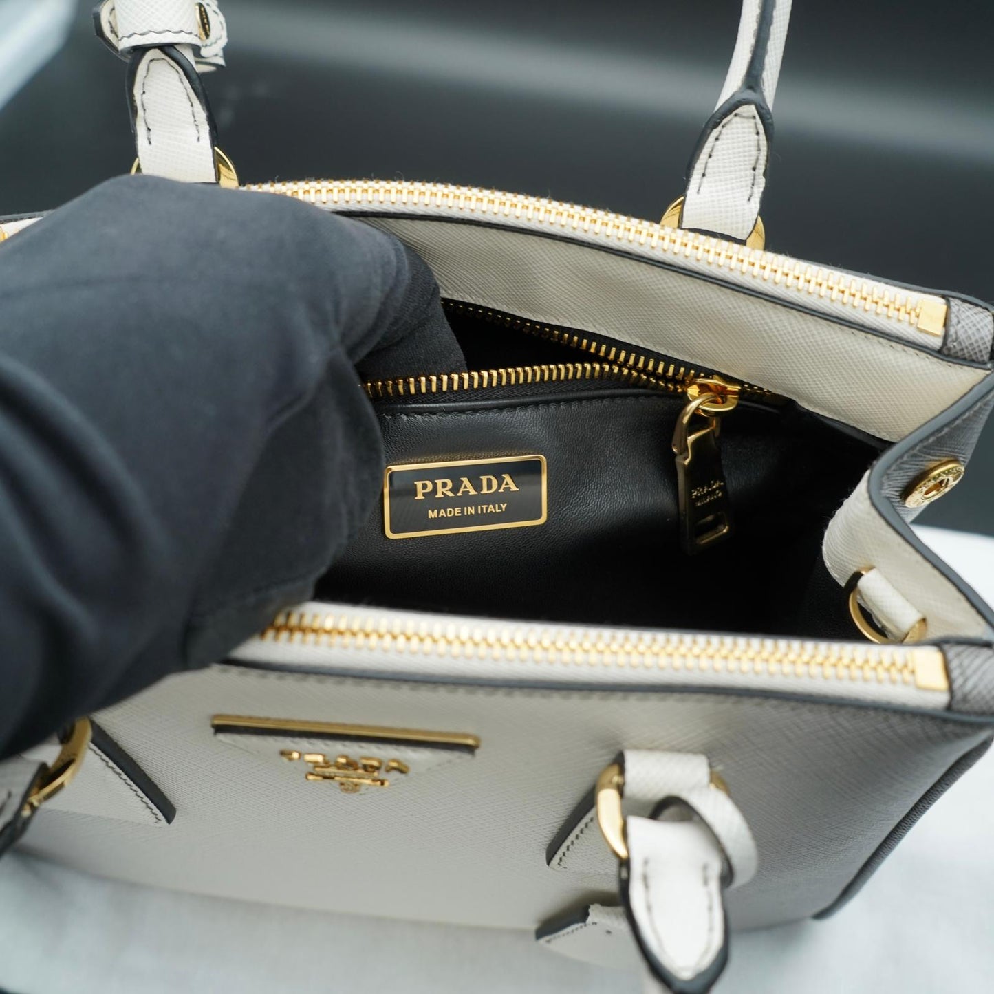 Prada Galleria Saffiano Small Bianca con sfumature grigie