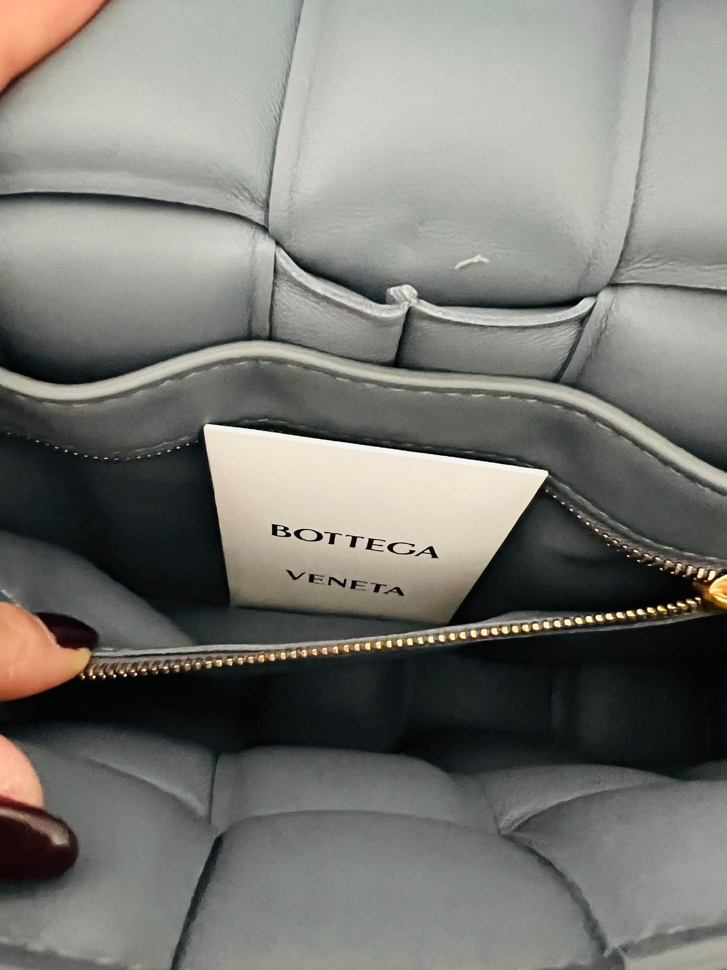 Bottega Veneta Padded Cassette a spalla in nappa grigia