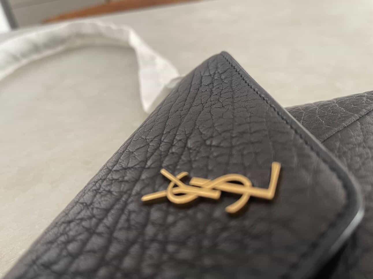 Saint Laurent Cassandre Envelope Pouch con catena