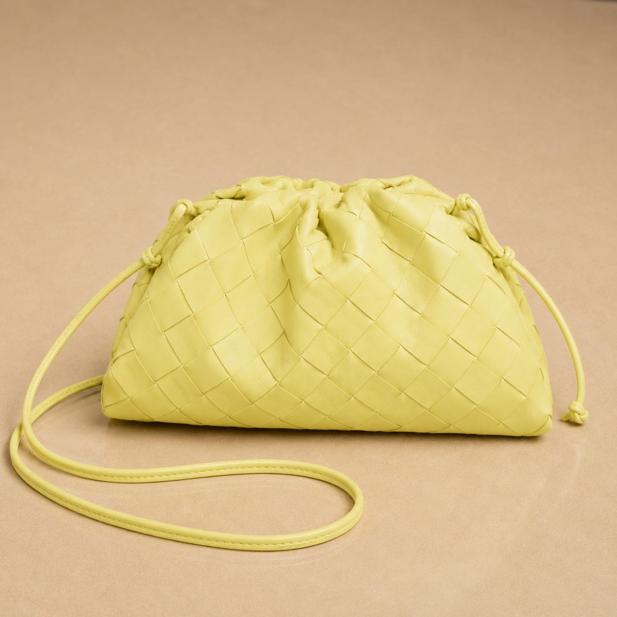 Bottega Veneta Mini Pouch Intrecciata color giallo