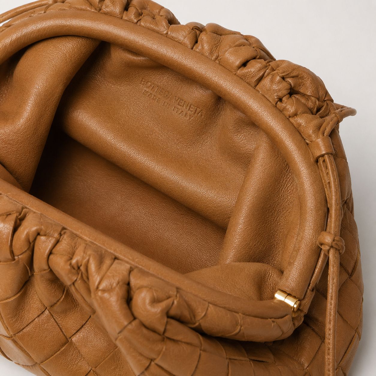 Bottega Veneta Mini Pouch Intrecciata in pelle marrone