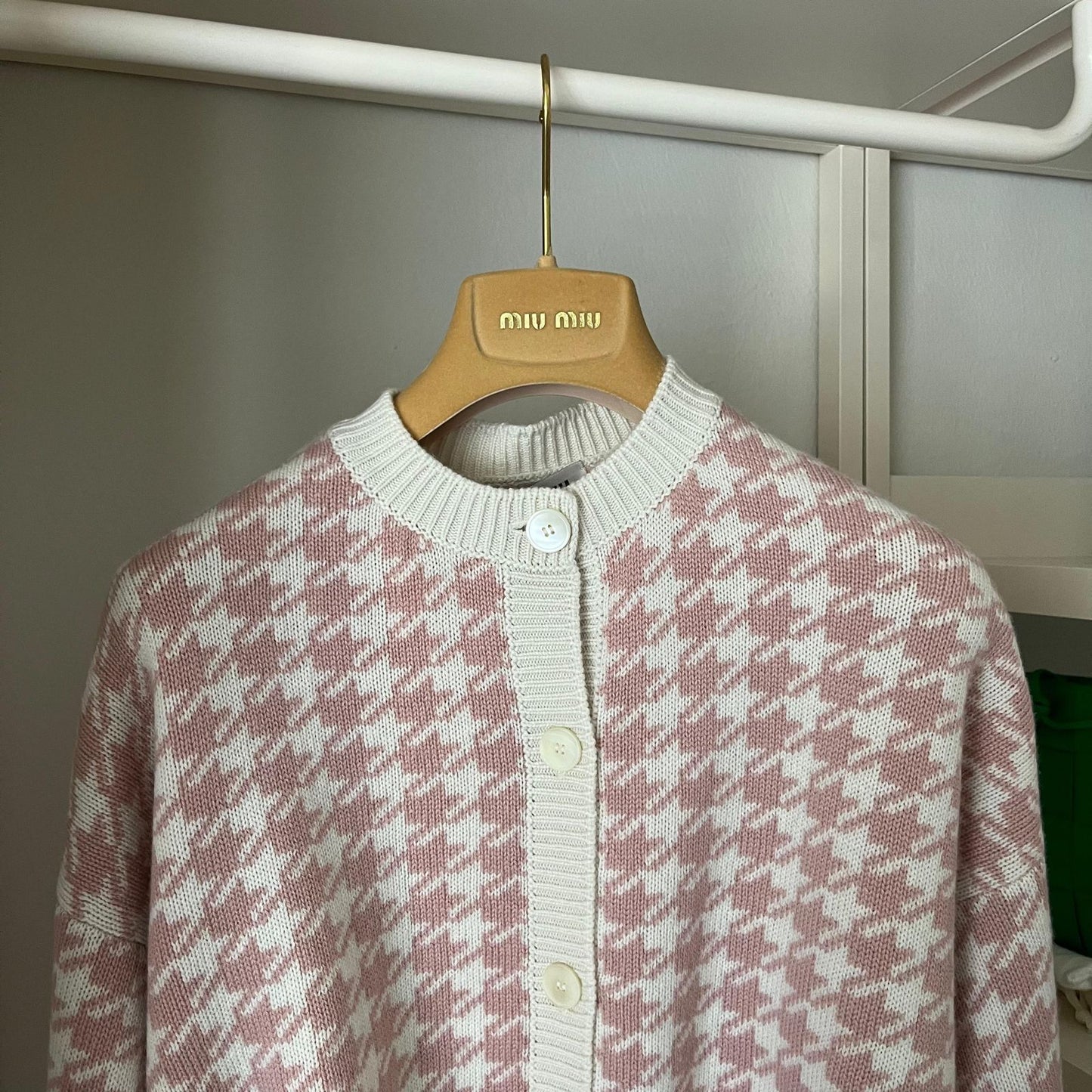 Miu Miu cardigan rosa e avorio