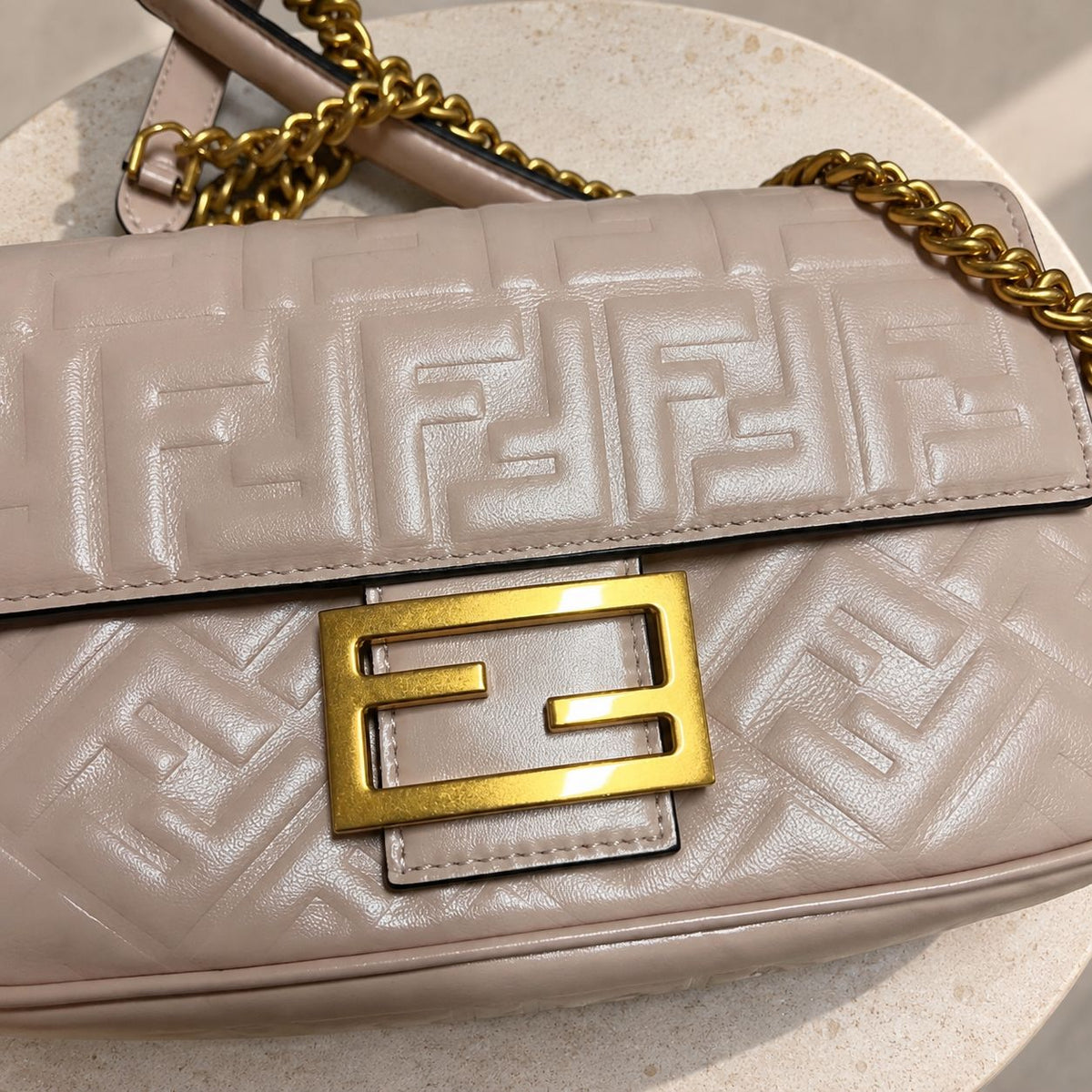 Fendi Baguette Chain in pelle rosa