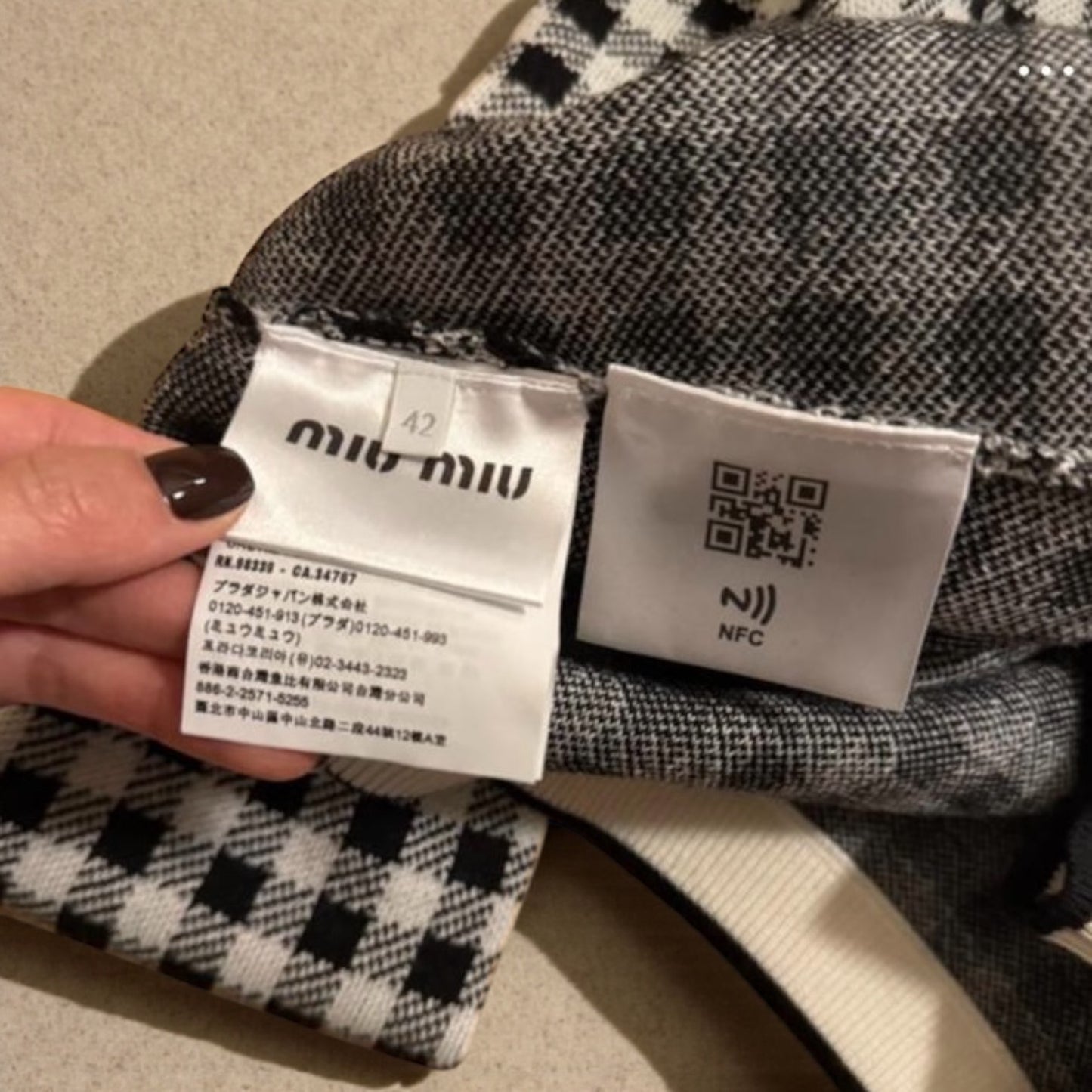 Miu Miu Maglione Bianco e Nero con Logo Rosso