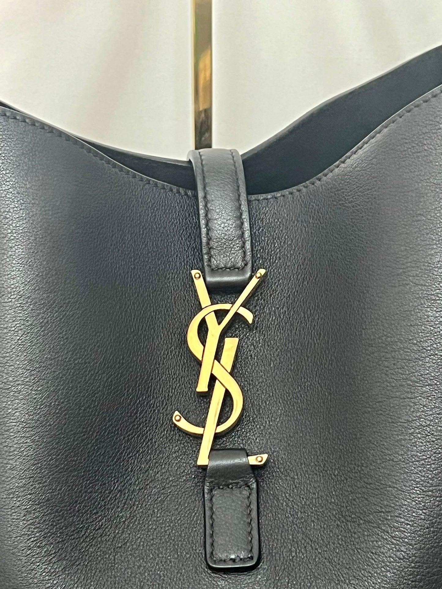Saint Laurent Le 5 À 7 in soft leather