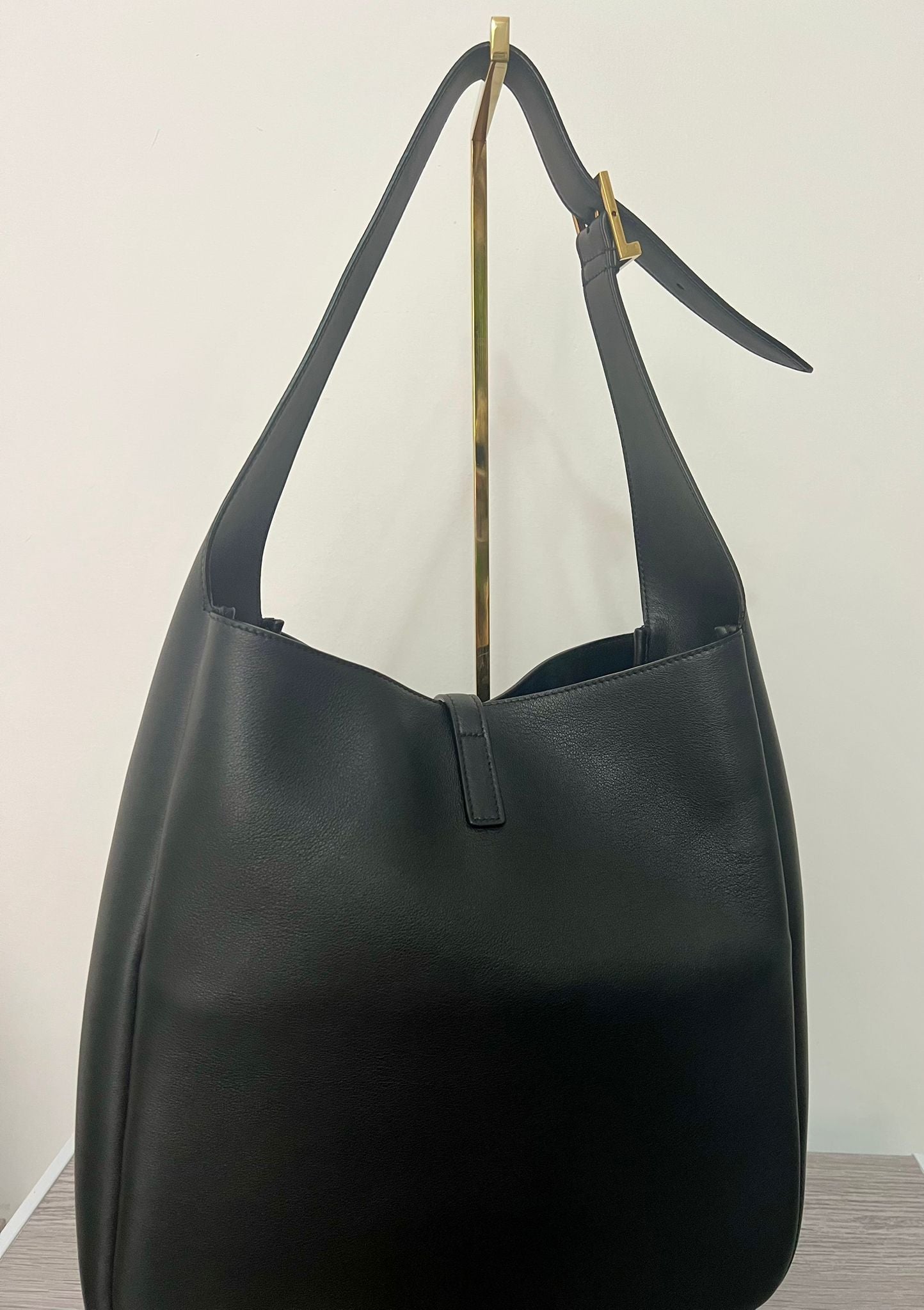 Saint Laurent Le 5 À 7 in soft leather