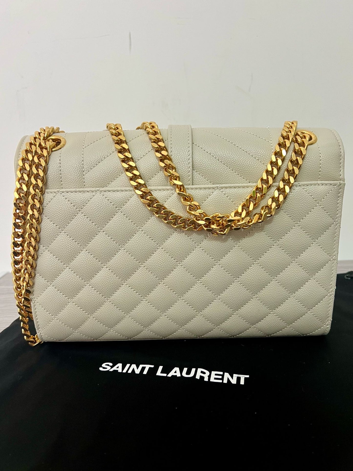 Envelope Medium in Grain de Poudre quilted leather - Blanc Vintage