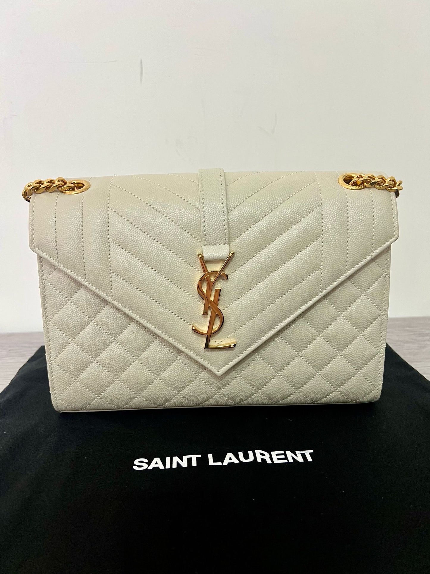 Envelope Medium in Grain de Poudre quilted leather - Blanc Vintage