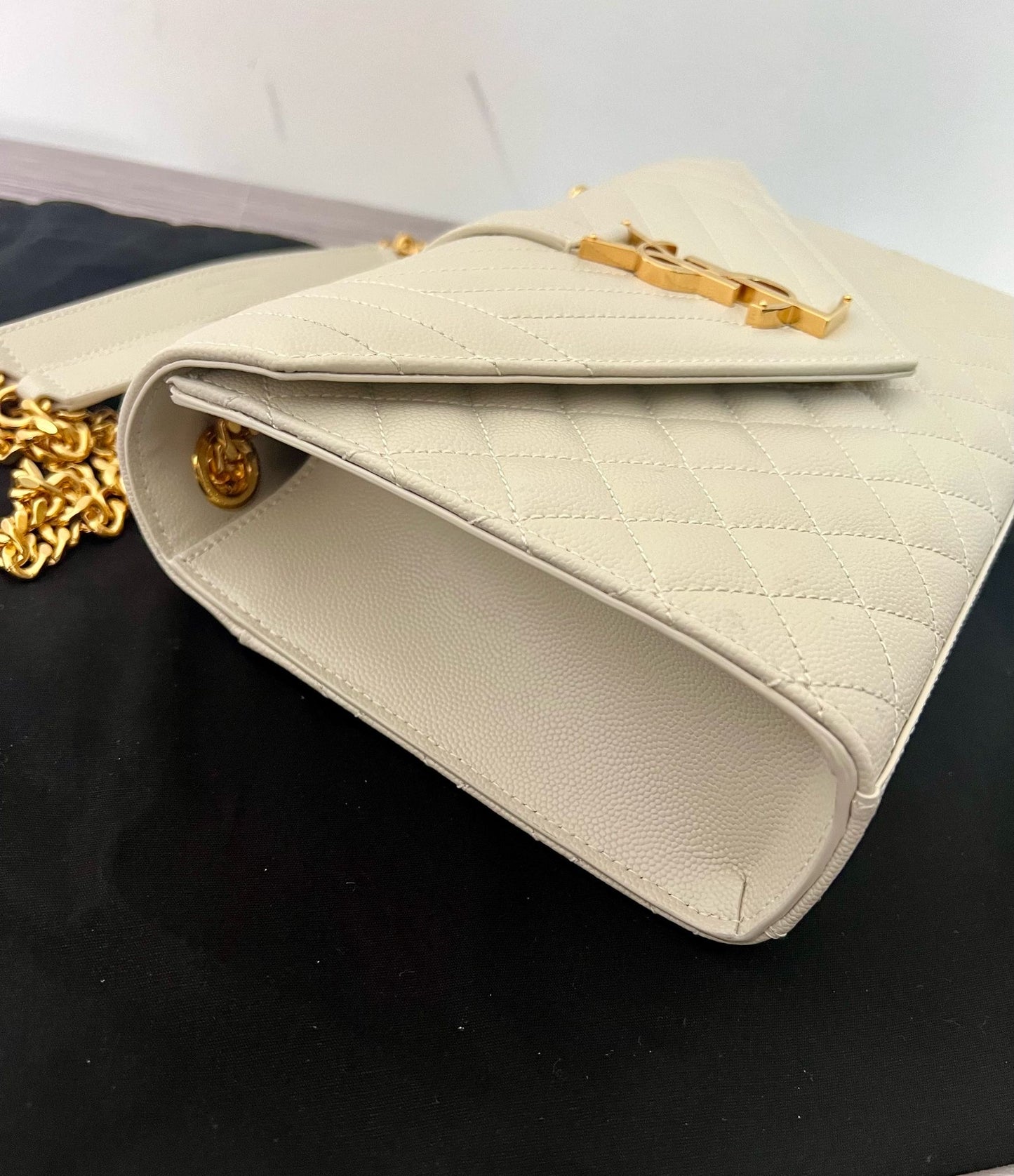 Envelope Medium in Grain de Poudre quilted leather - Blanc Vintage