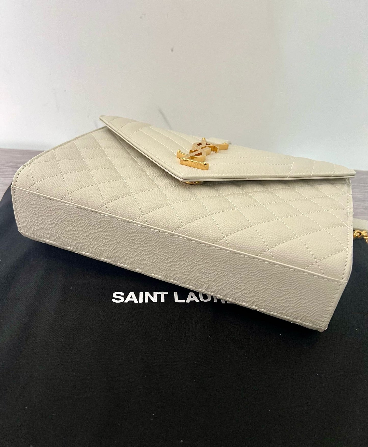 Envelope Medium in Grain de Poudre quilted leather - Blanc Vintage