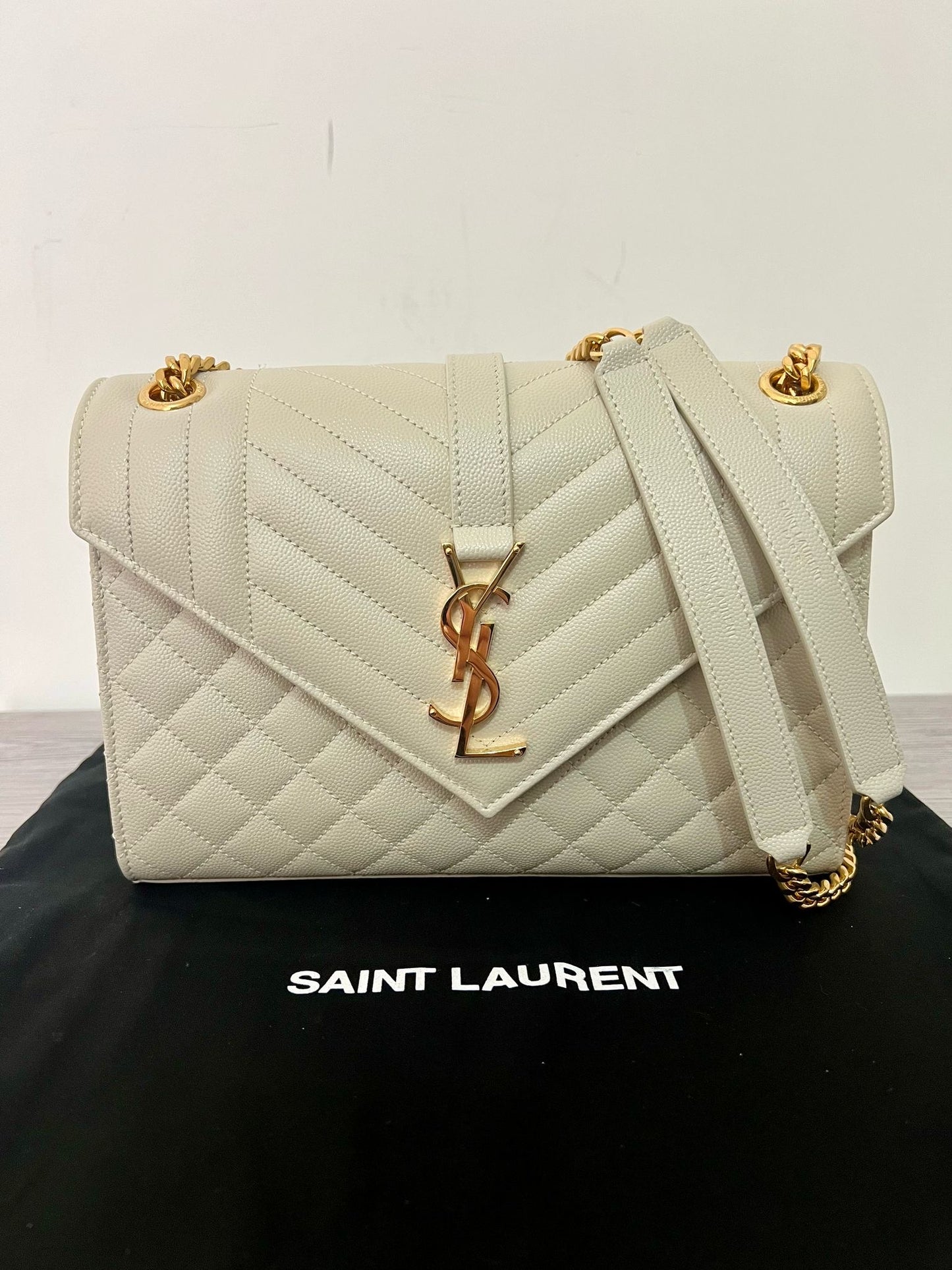 Envelope Medium in Grain de Poudre quilted leather - Blanc Vintage