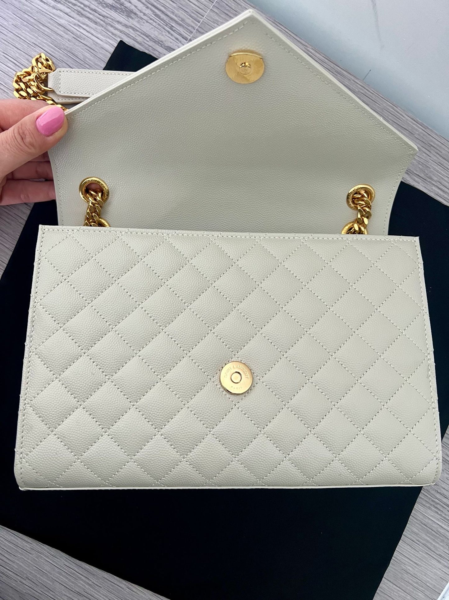 Envelope Medium in Grain de Poudre quilted leather - Blanc Vintage