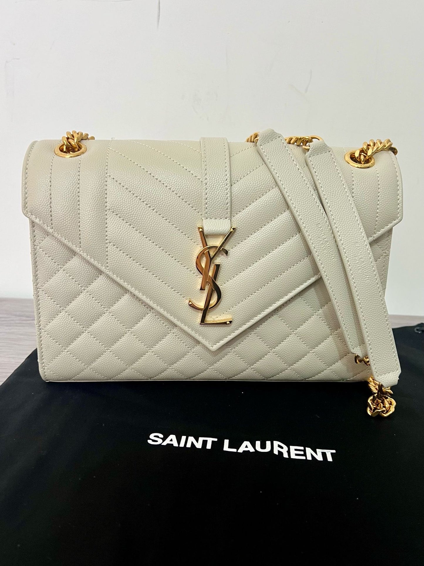 Envelope Medium in Grain de Poudre quilted leather - Blanc Vintage