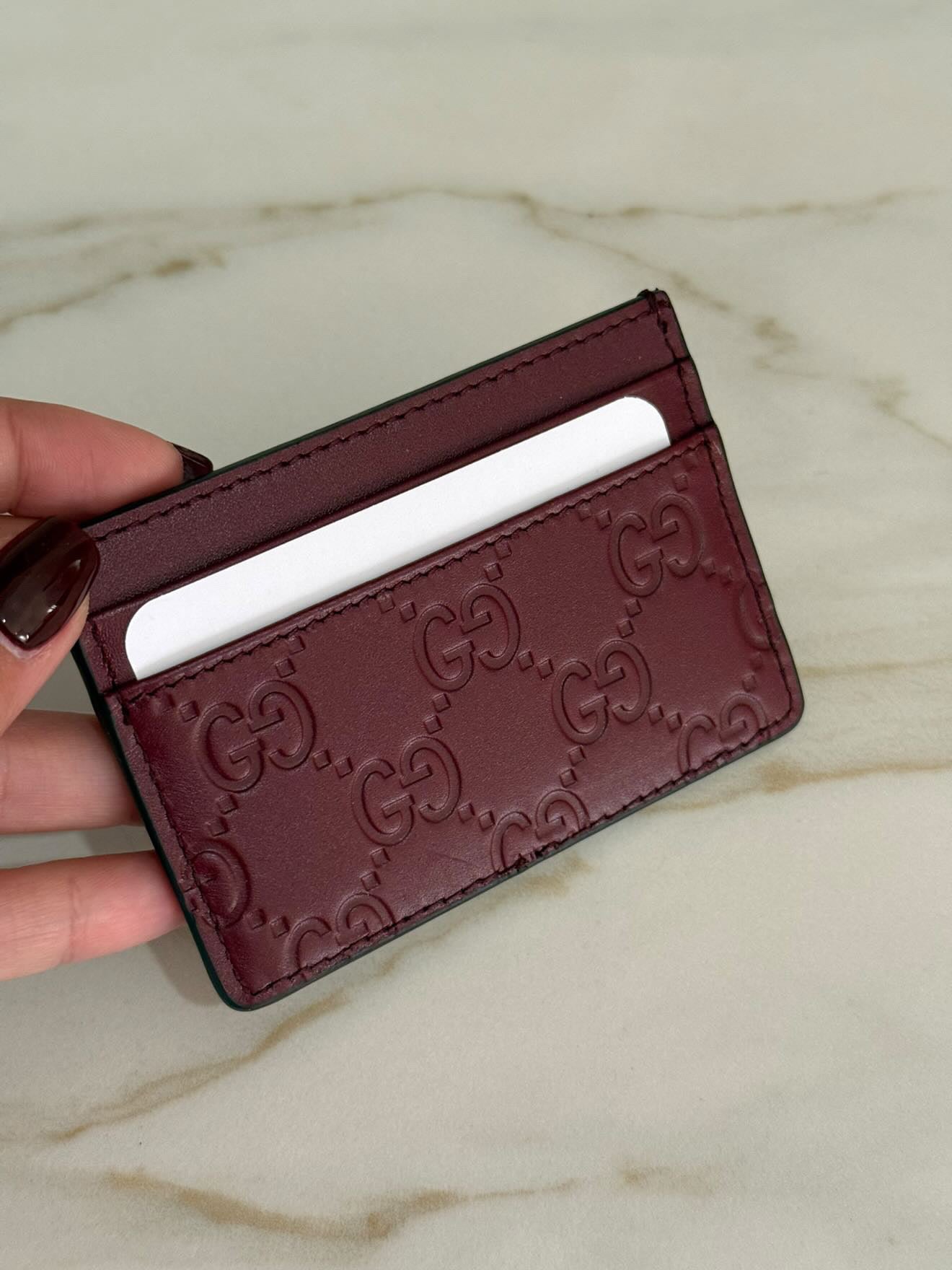 Gucci GG Emblem in Pelle Portacarte- Rosso Ancora