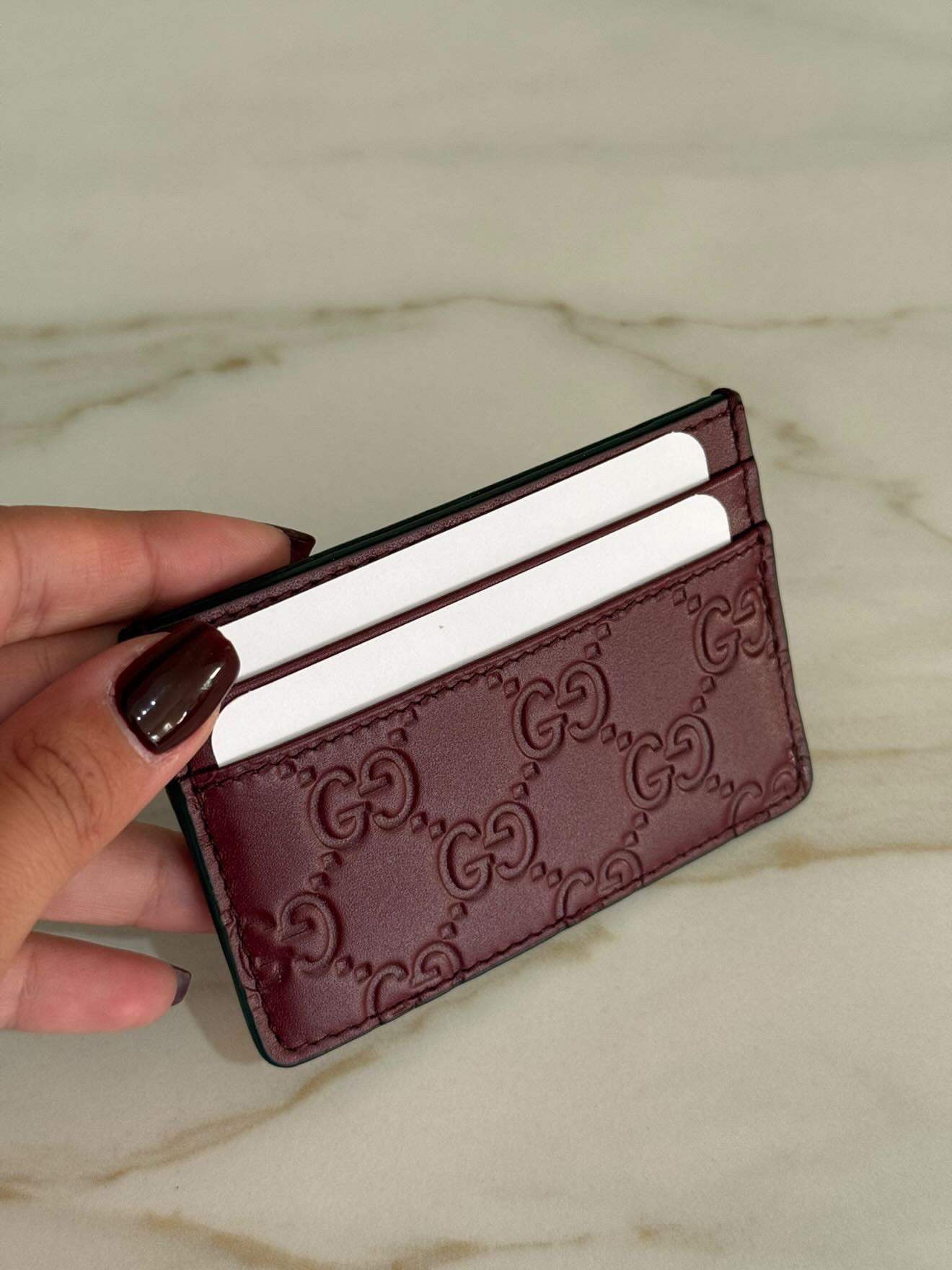 Gucci GG Emblem in Pelle Portacarte- Rosso Ancora