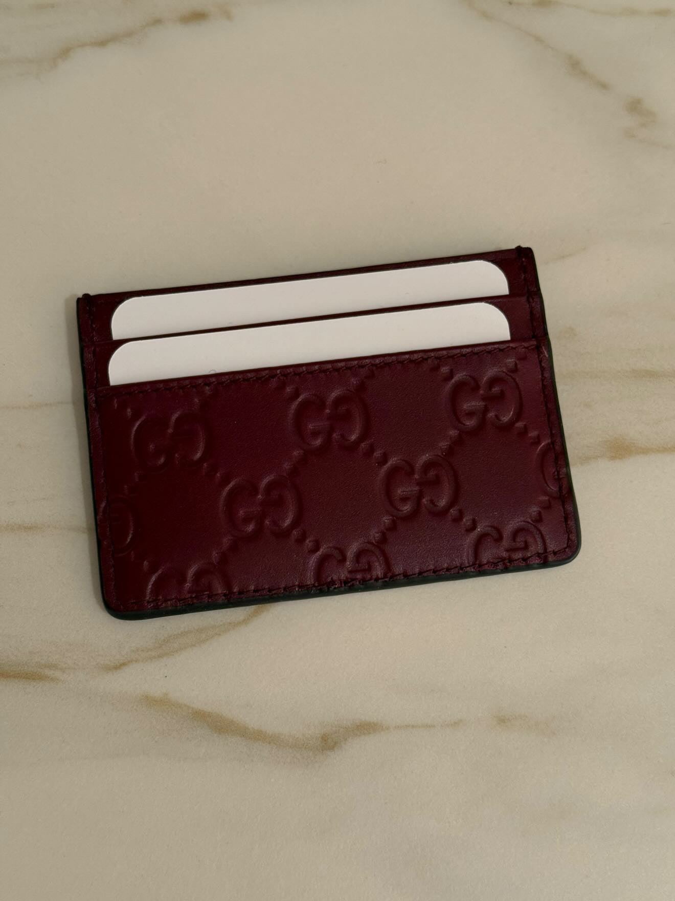 Gucci GG Emblem in Pelle Portacarte- Rosso Ancora