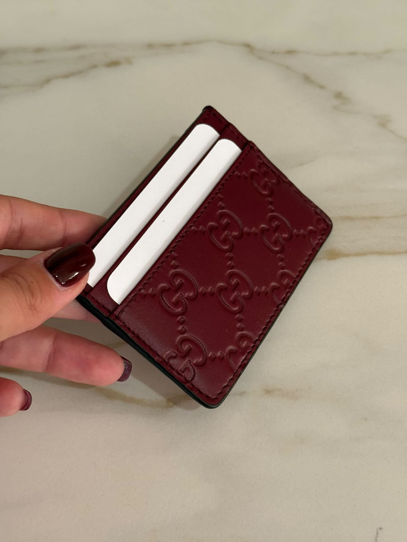 Gucci GG Emblem in Pelle Portacarte- Rosso Ancora