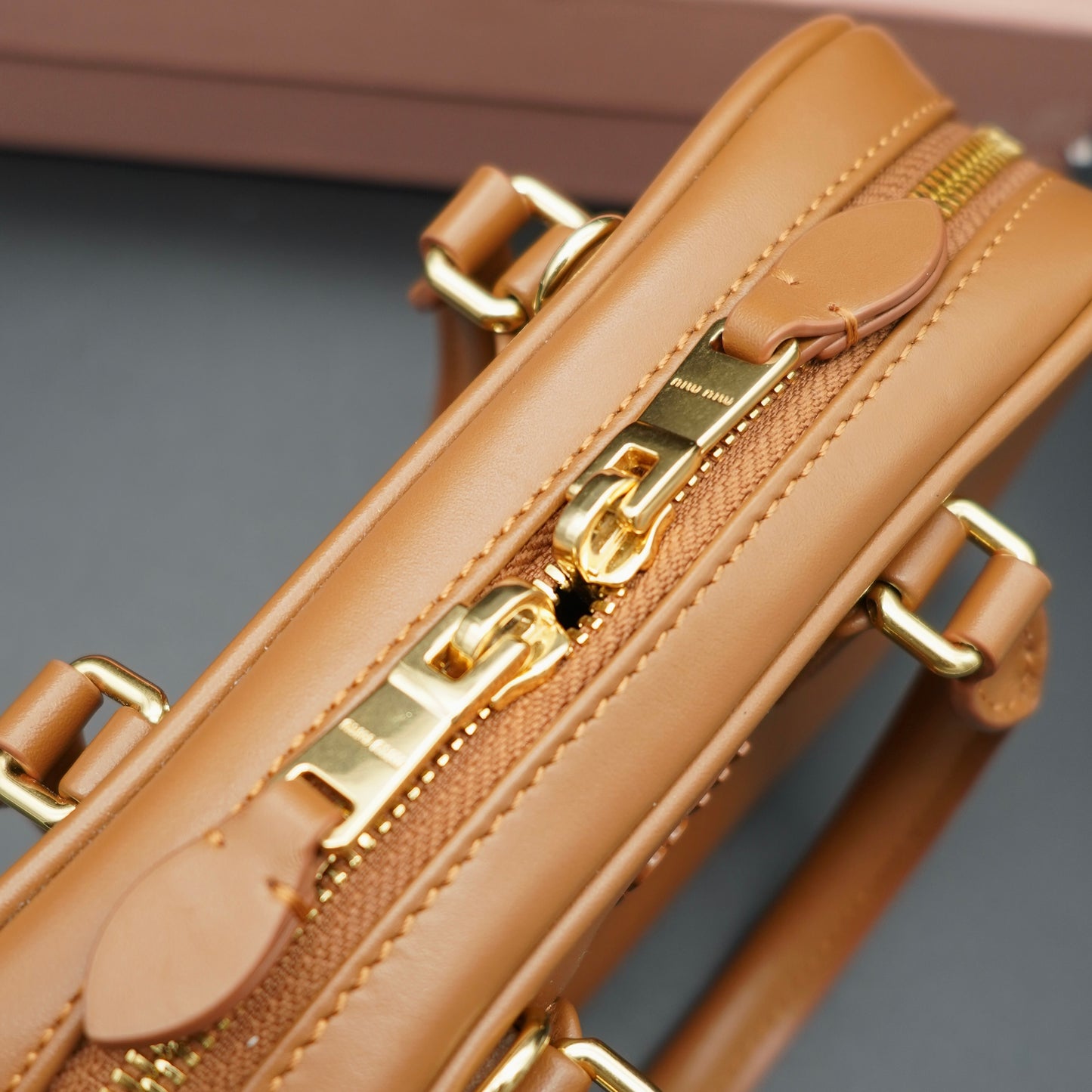 Miu Miu Borsa Arcadie Regular in Pelle Camel