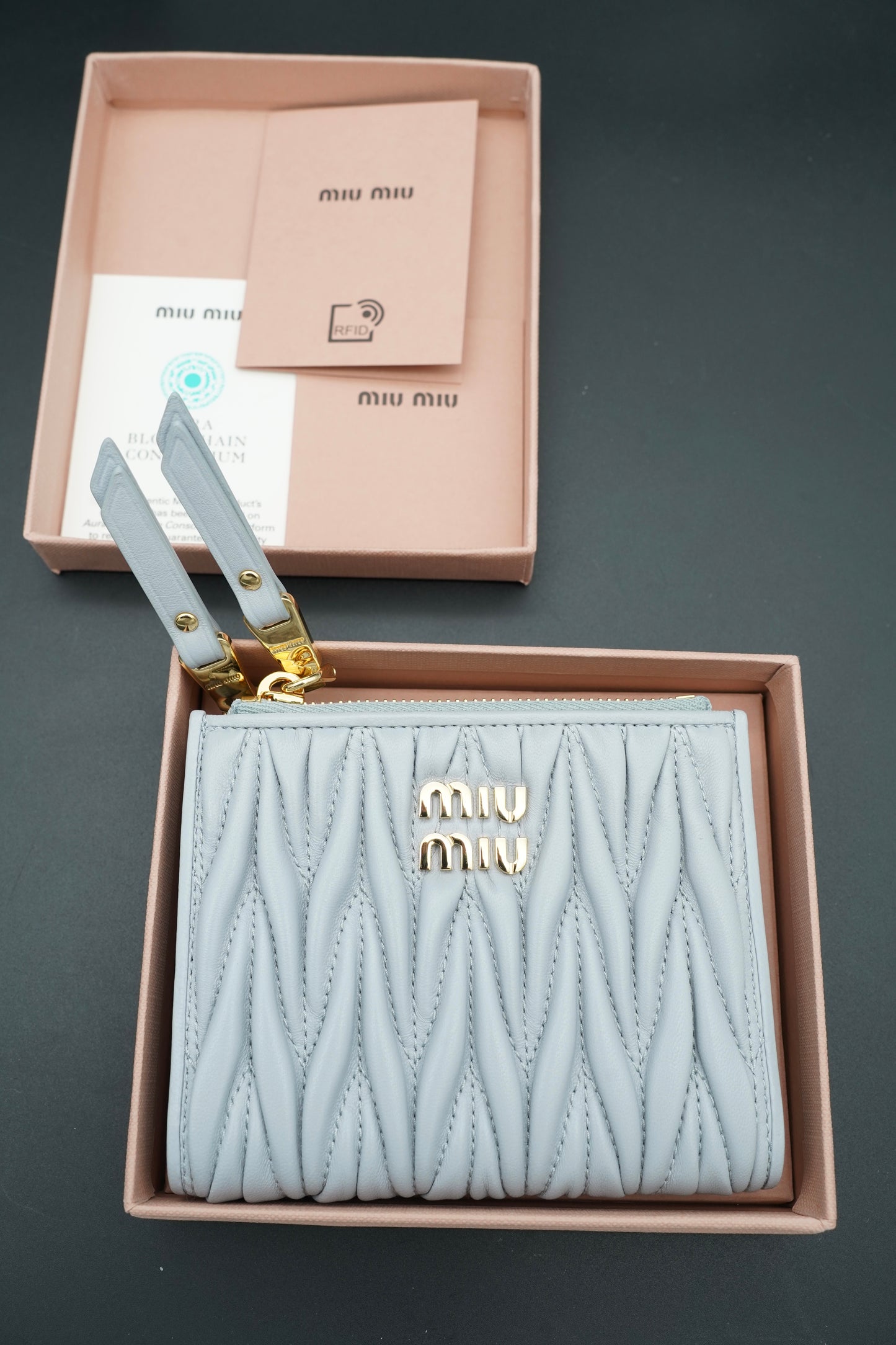 Miu Miu Portafogli in Nappa Matelassé Piccolo Color Grigio Perla