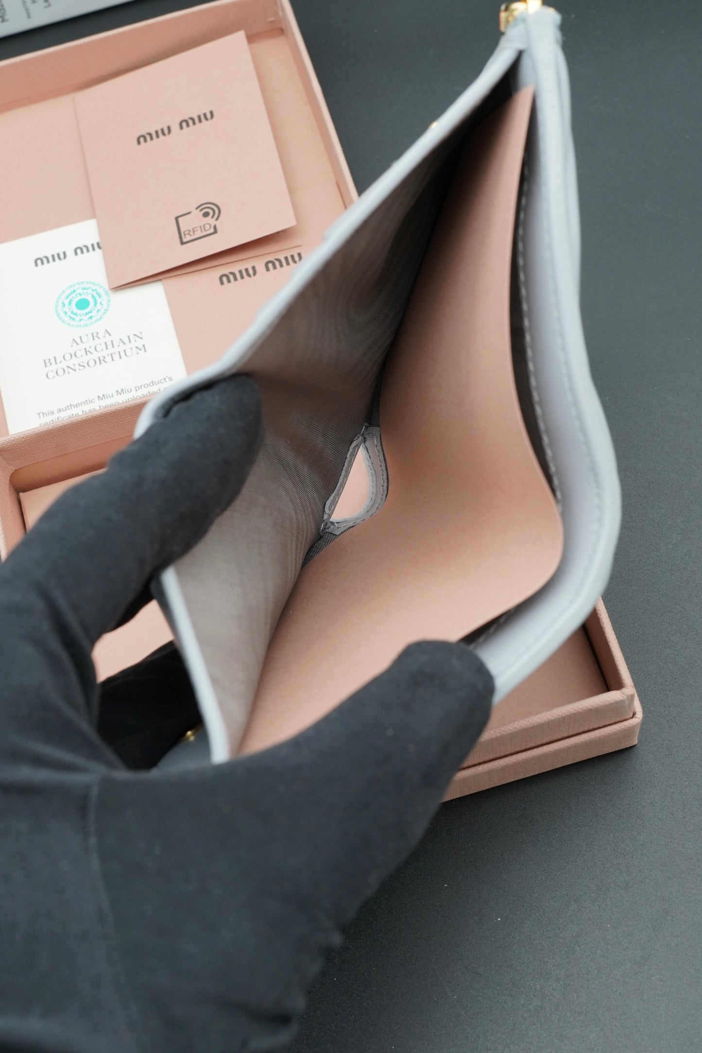 Miu Miu Portafogli in Nappa Matelassé Piccolo Color Grigio Perla