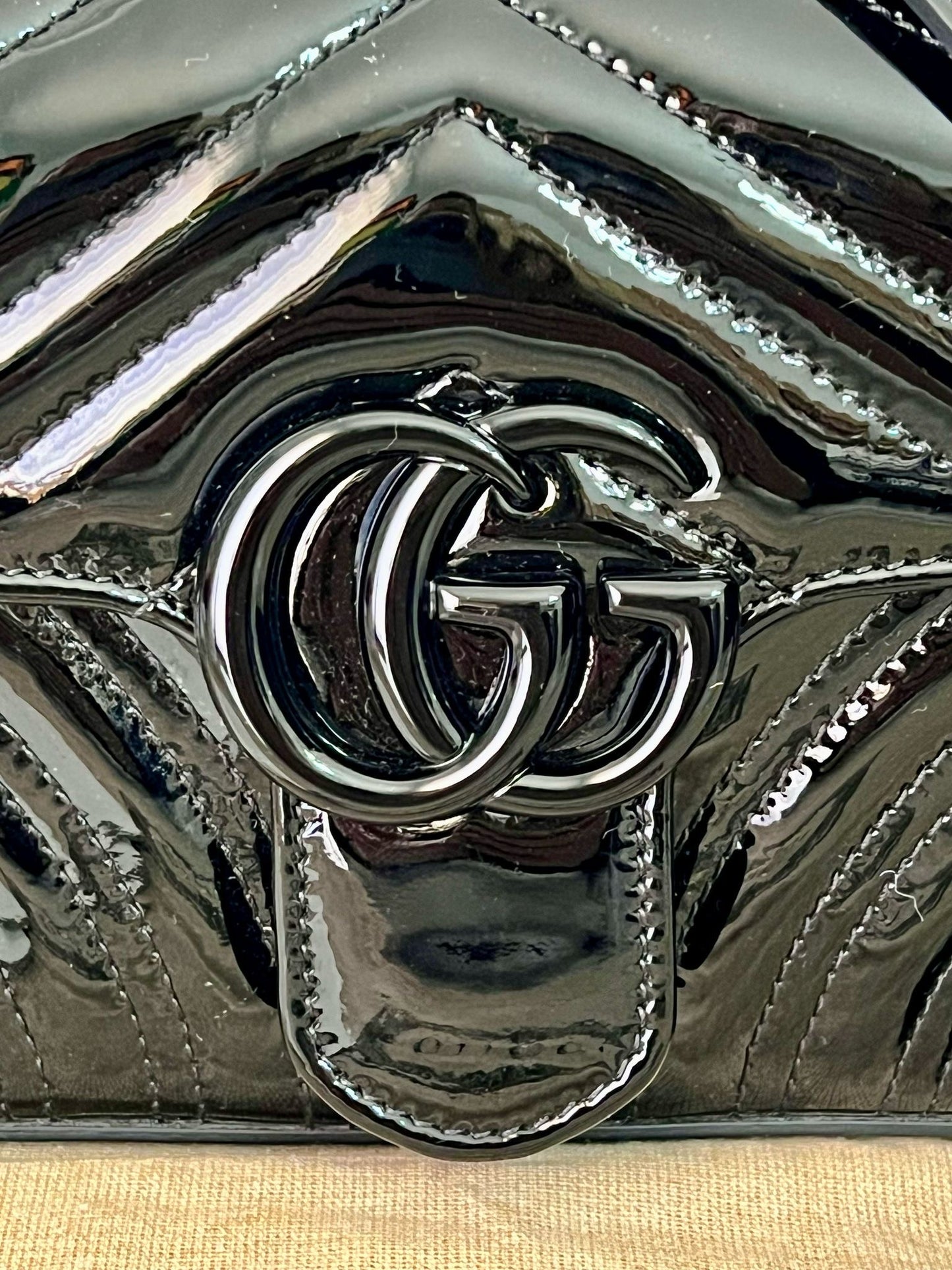 Gucci GG Marmont Media Vernice Nera