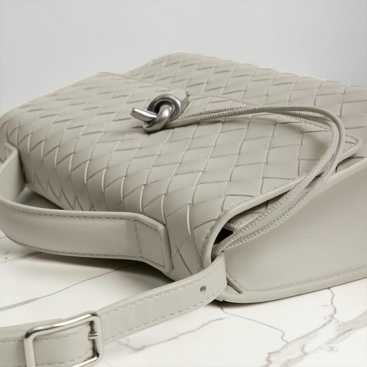 Bottega Veneta Andiamo Clutch 25 - Beige
