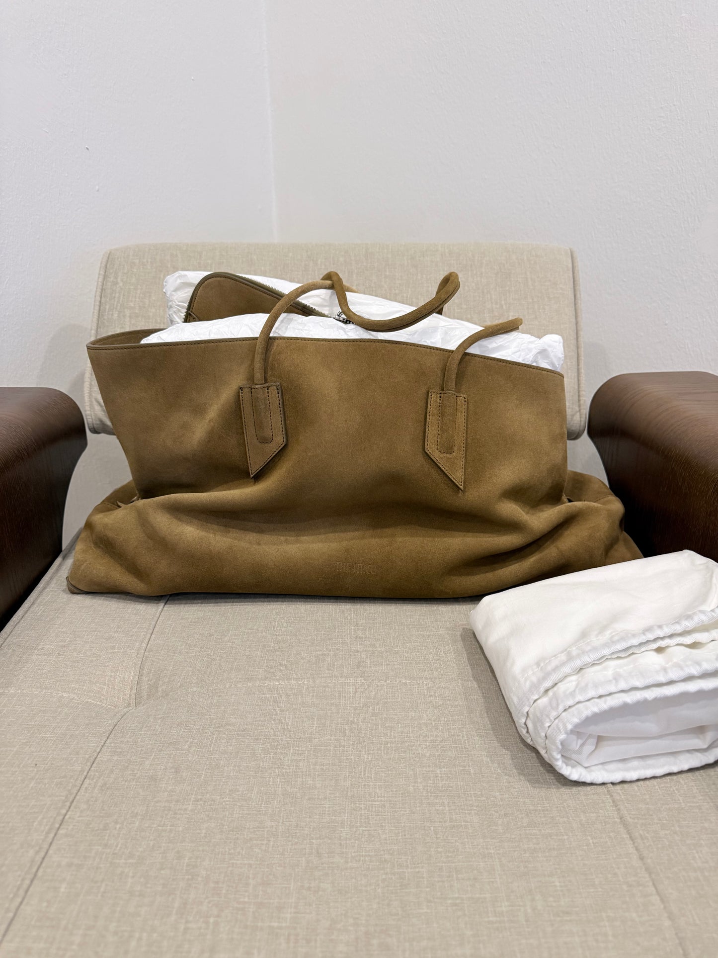 The Attico La Passeggiata in pelle scamosciata Beige Large