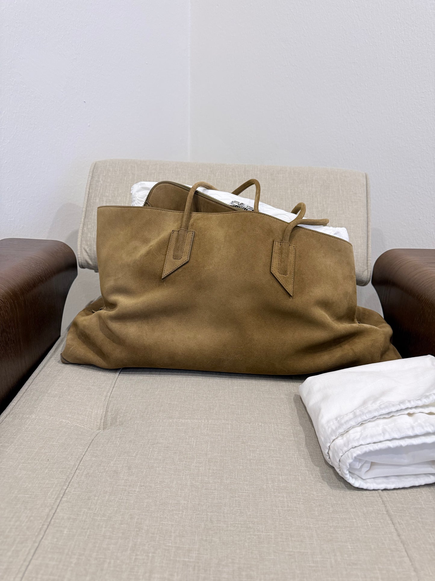 The Attico La Passeggiata in pelle scamosciata Beige Large