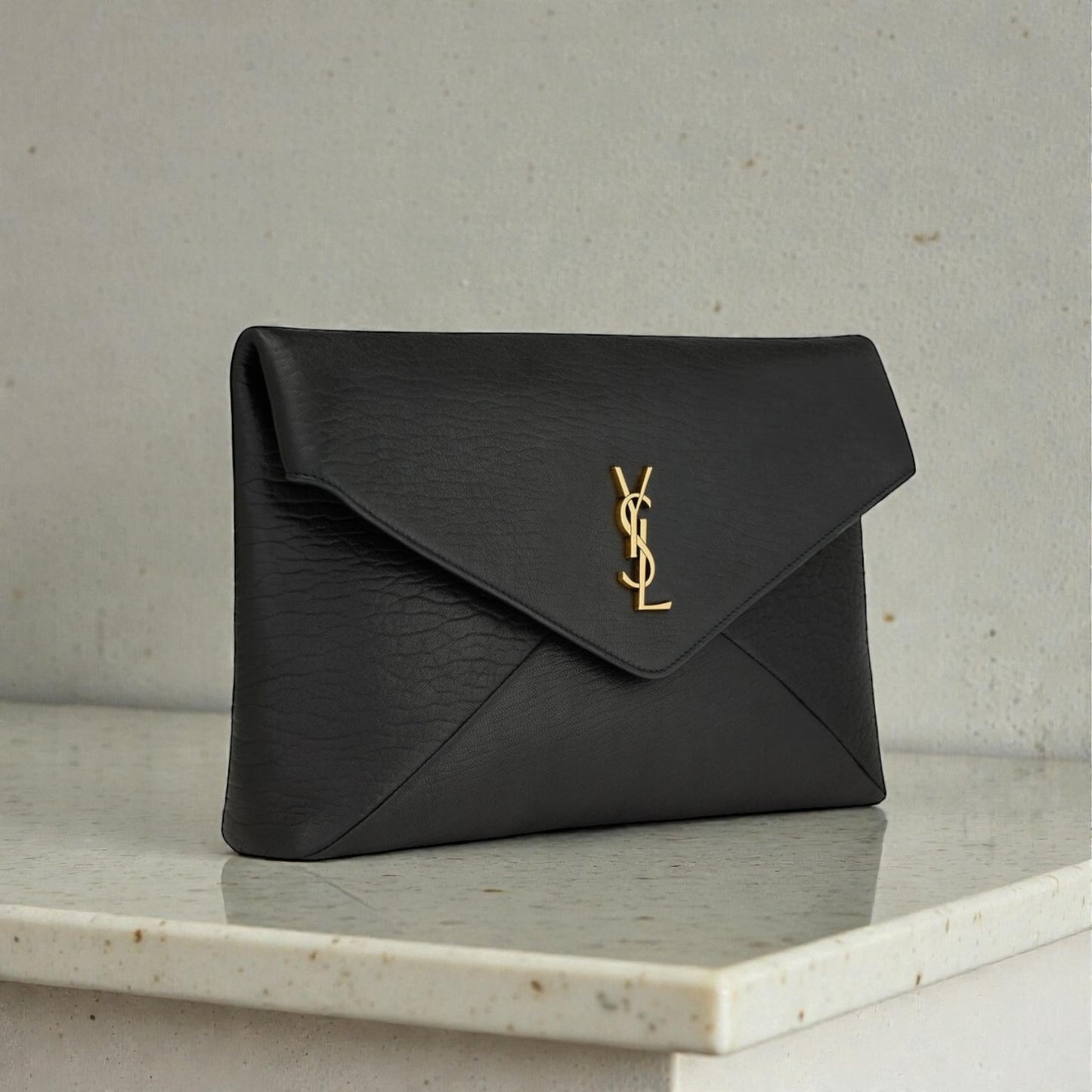 Saint Laurent Cassandre Large Envelope Pouch in Pelle Testurizzata Nera