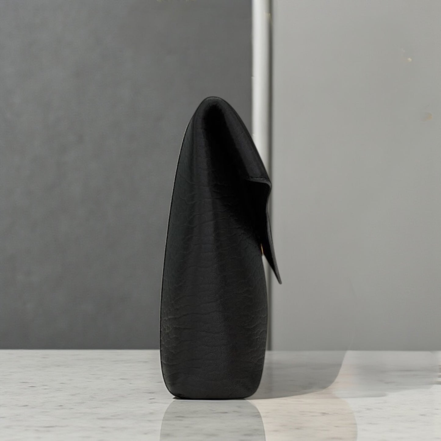 Saint Laurent Cassandre Large Envelope Pouch in Pelle Testurizzata Nera