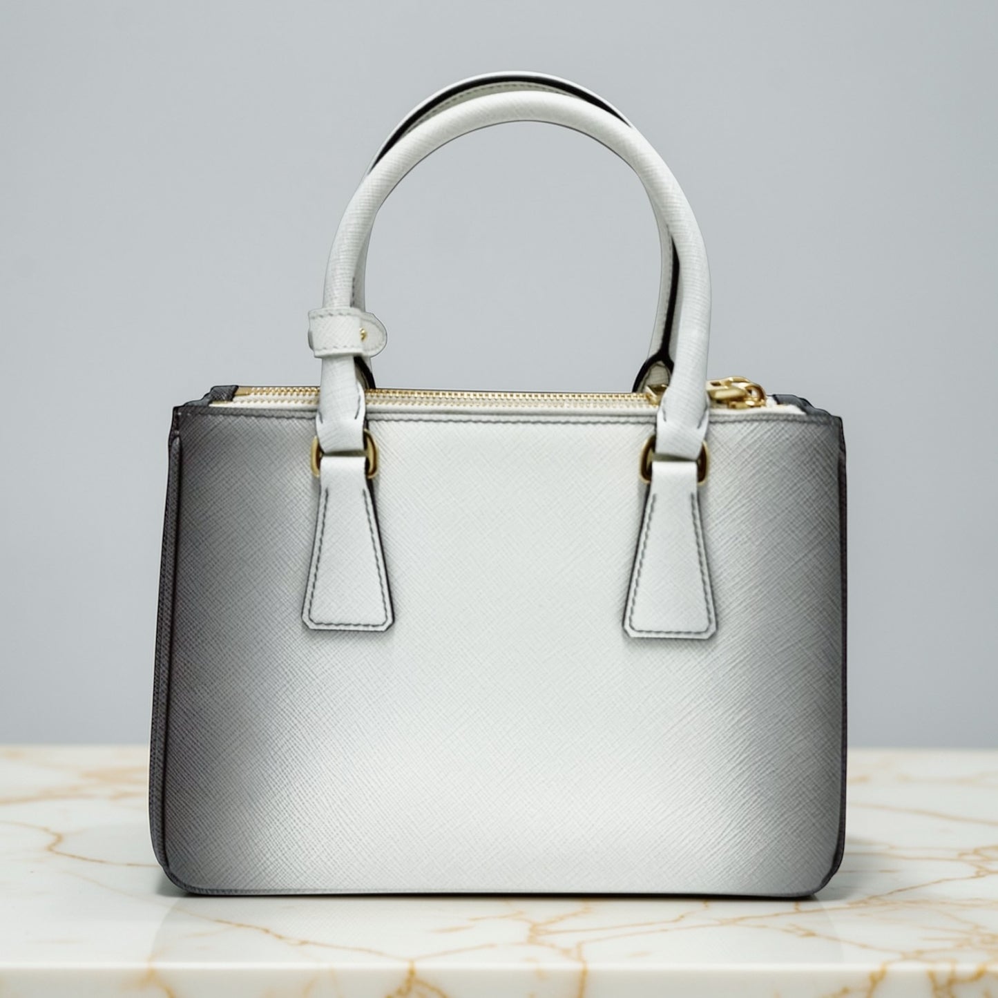 Prada Galleria Saffiano Small Bianca con sfumature grigie