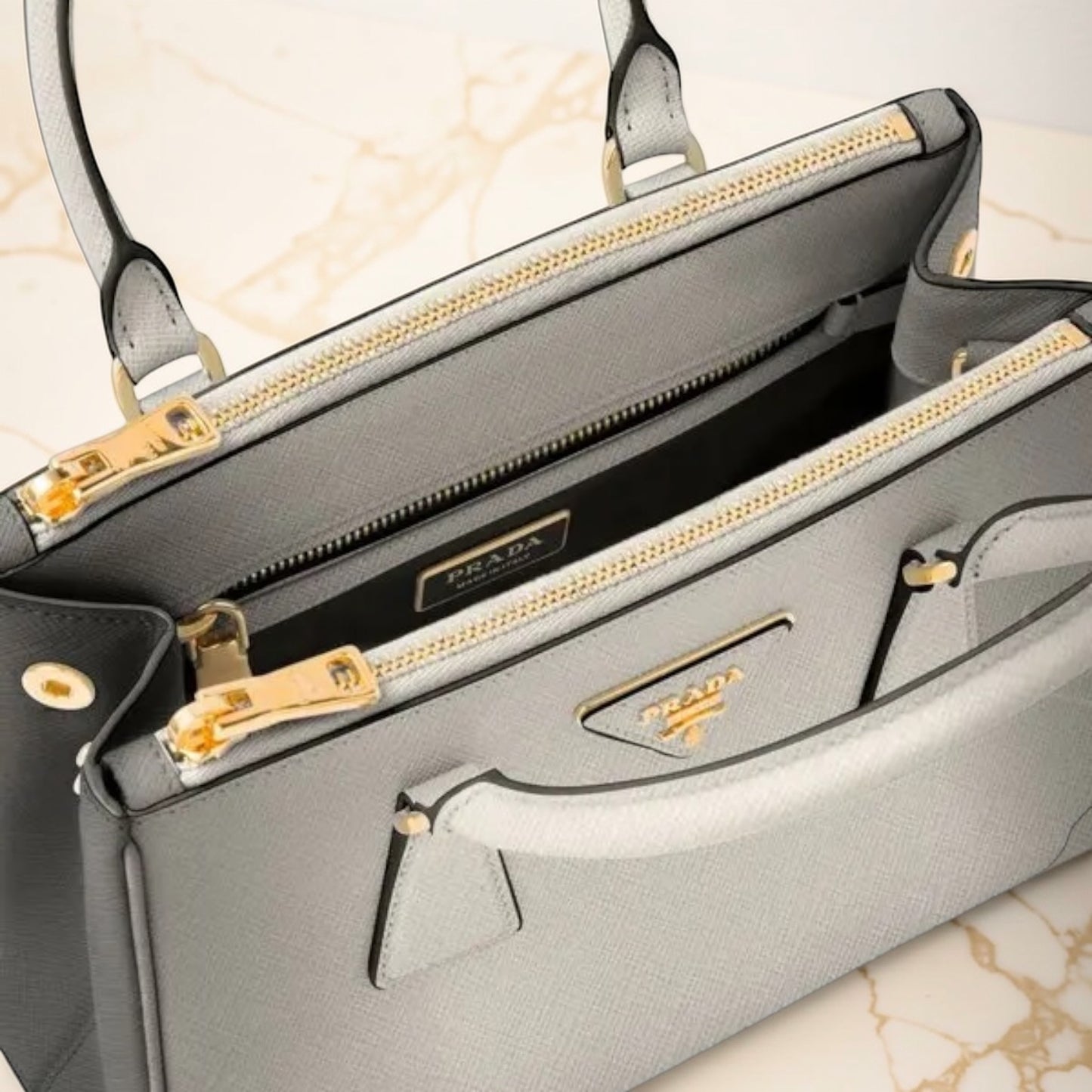 Prada Galleria Saffiano Small Bianca con sfumature grigie