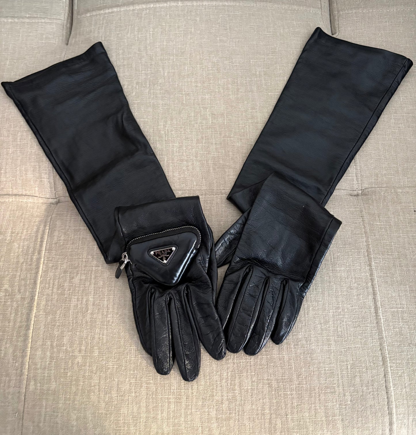 Prada guanti in pelle con mini pouch