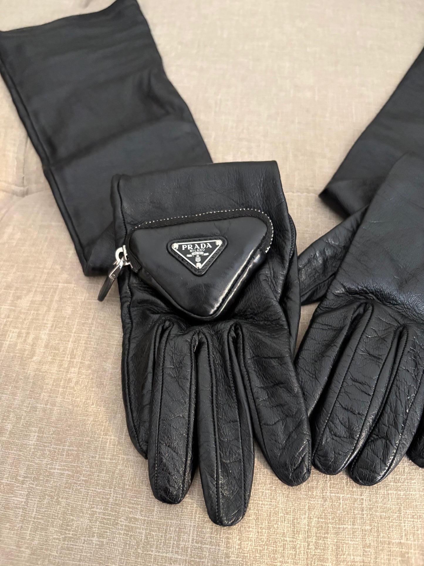 Prada guanti in pelle con mini pouch